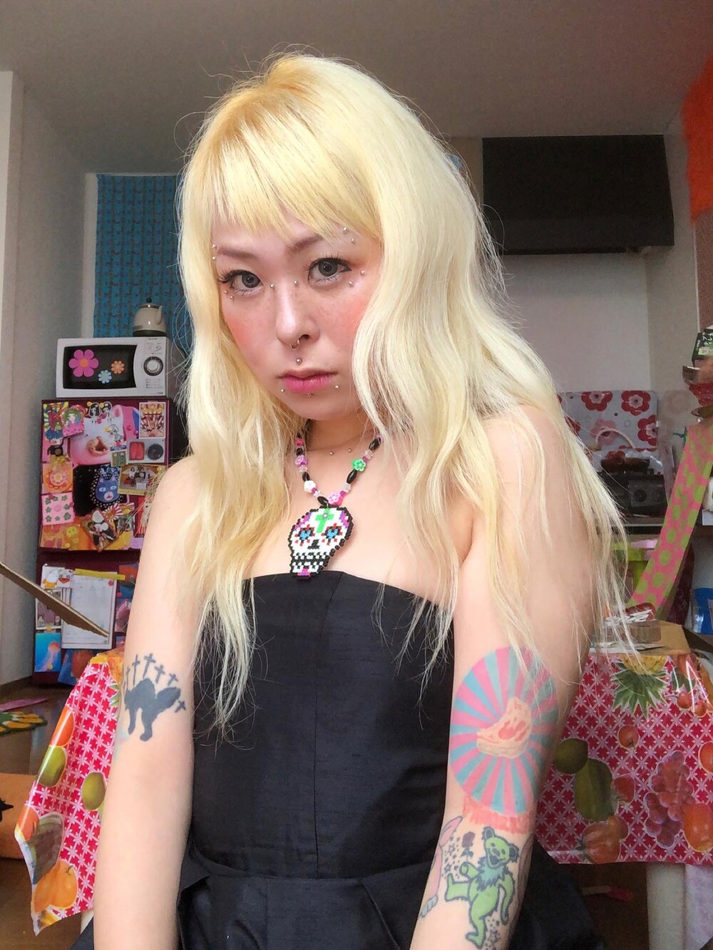 「タトゥー、黒、黒ワンピ、スカル、金髪、個性派、派手髪、サブカル、ボディピアス、tiktok、ヨシダチャンネル、メキシカン、メキシカンスカル、シュガースカル」｜「ヨシダチャンネルのアイテム（ネックレス、ホワイト系）」を使った、しおちゃんさん（レディース・155cm）の春コーディネートの2枚目の写真