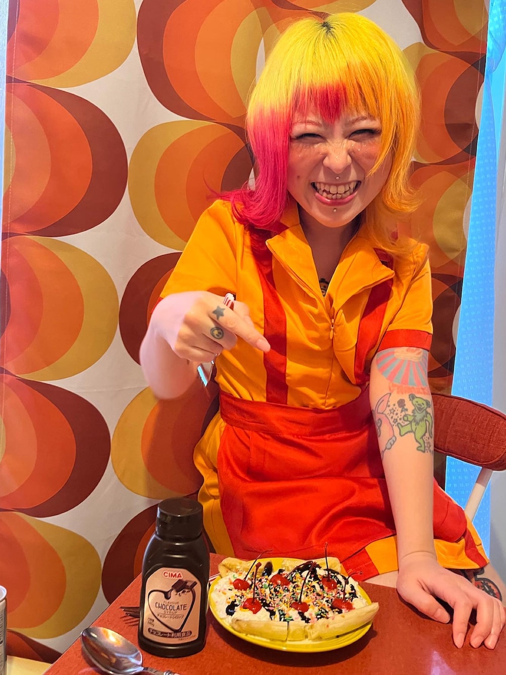 イエロー系のワンピースを着用したレディースの春コーディネートの3枚目の写真