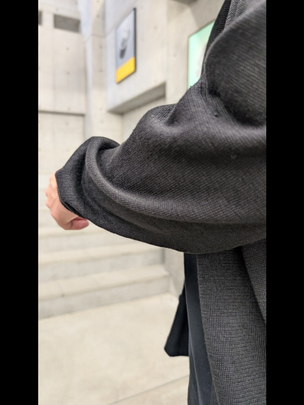 ホワイト系のTシャツ/カットソーを着用したメンズの春コーディネートの4枚目の写真