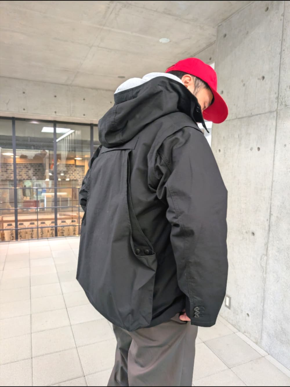 ブラック系のブルゾンを着用したメンズの春コーディネートの4枚目の写真