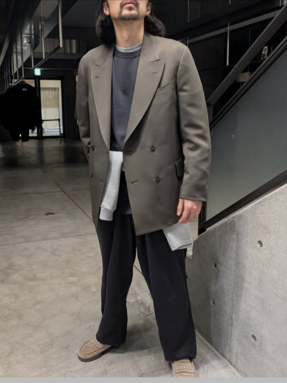 「neat、セットアップ、スウェット、スウェットパンツ、ジャケット、ロングヘア、大人カジュアル、URBAN RESEARCH、urbanresearchkyoto、オーバーサイズ、きれいめカジュアル、グレー、カーキ」｜「URBAN RESEARCHのアイテム（スウェット、グレー系）」を使った、I.Tさん（骨格ナチュラル・メンズ・178cm）の冬コーディネートの2枚目の写真