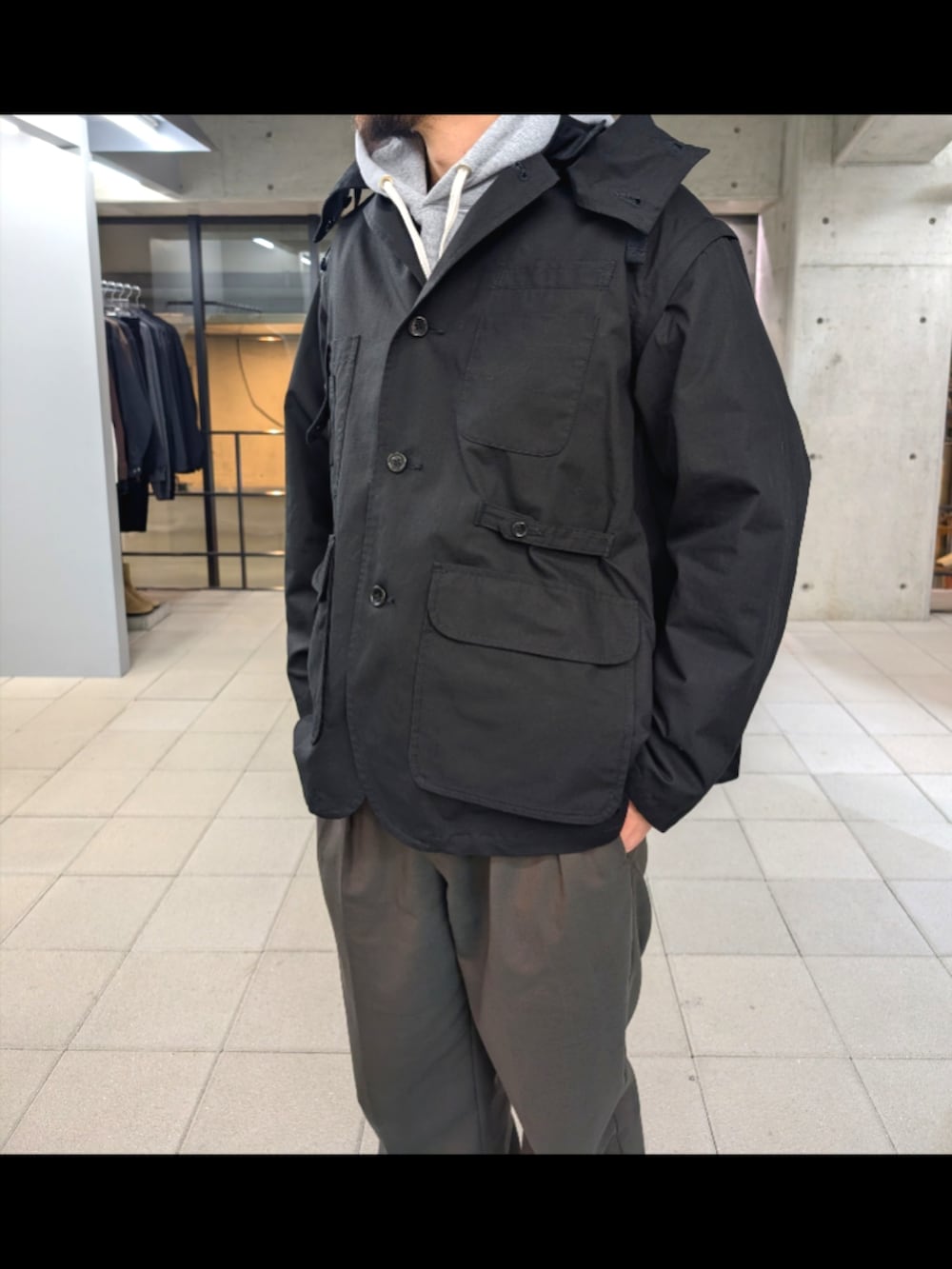 ブラック系のブルゾンを着用したメンズの春コーディネートの2枚目の写真