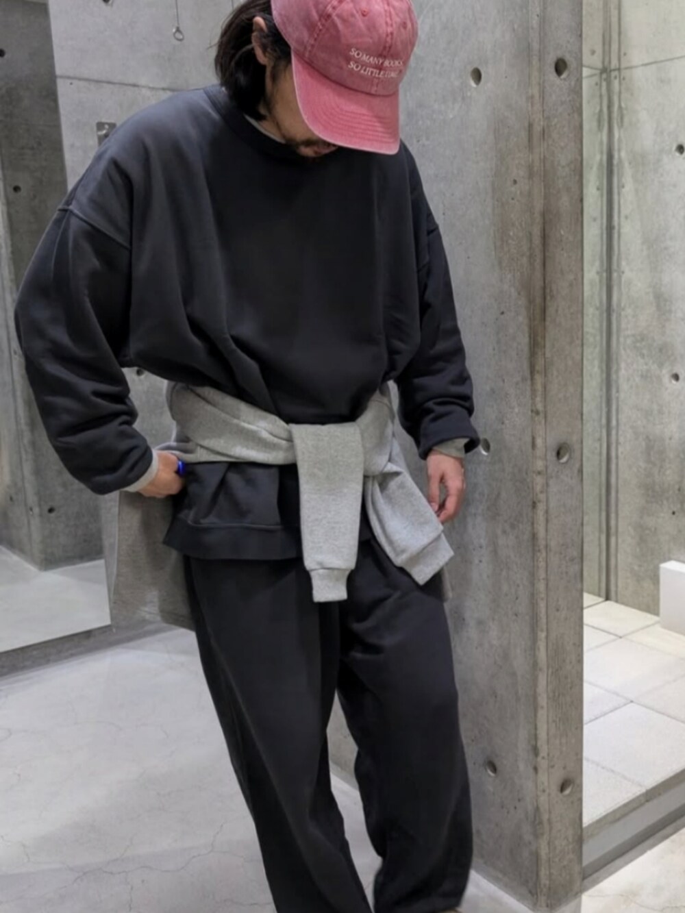 「neat、セットアップ、スウェット、スウェットパンツ、ジャケット、ロングヘア、大人カジュアル、URBAN RESEARCH、urbanresearchkyoto、オーバーサイズ、きれいめカジュアル、グレー、カーキ」｜「URBAN RESEARCHのアイテム（スウェット、グレー系）」を使った、I.Tさん（骨格ナチュラル・メンズ・178cm）の冬コーディネートの3枚目の写真