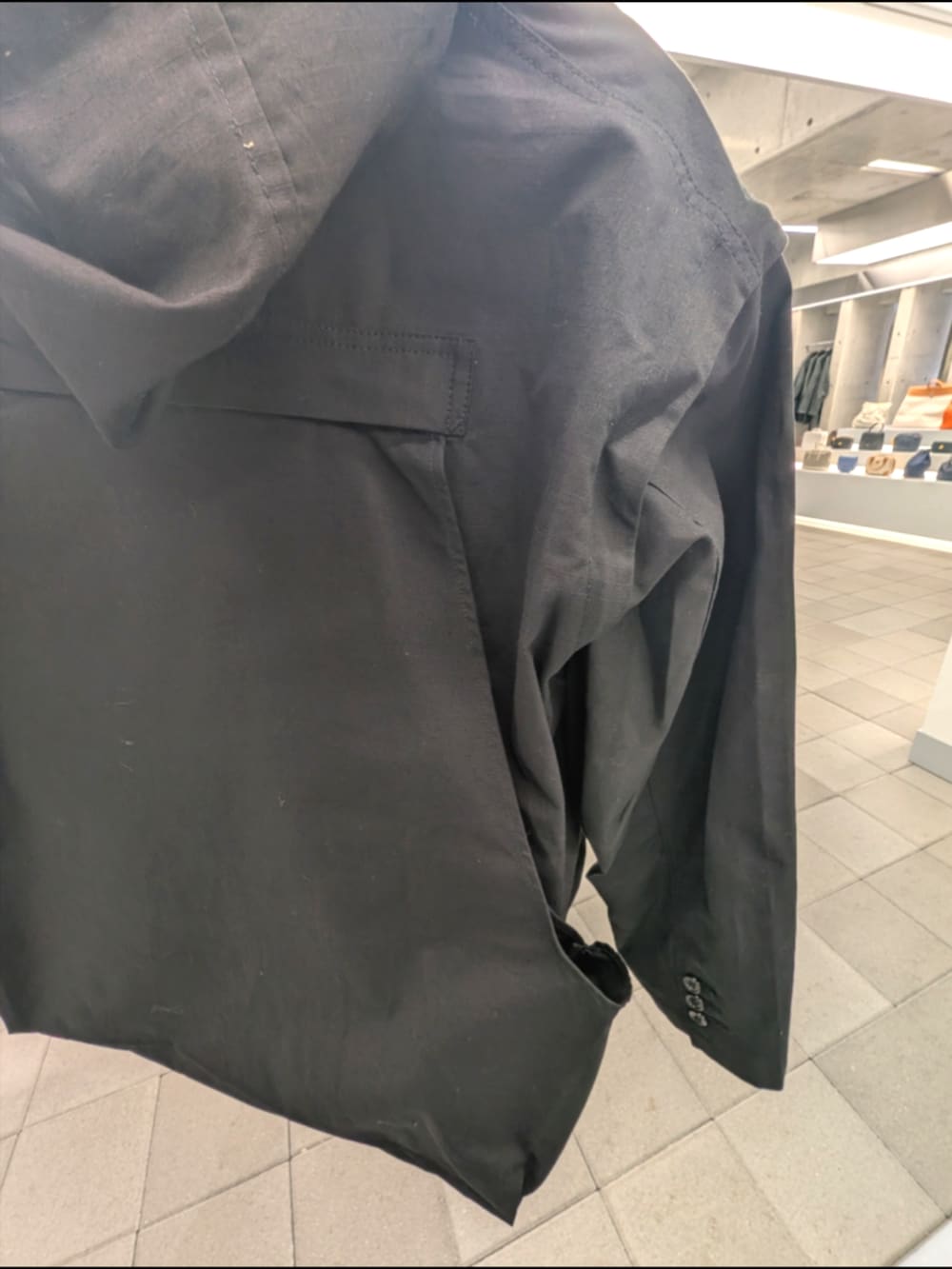 ブラック系のブルゾンを着用したメンズの春コーディネートの3枚目の写真