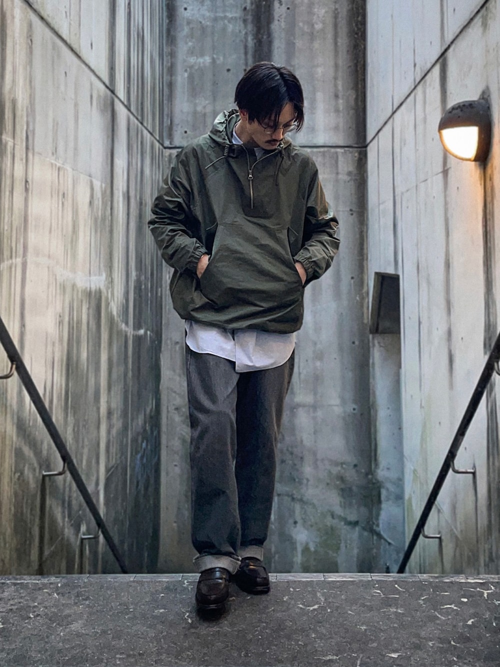 ブラウン系のブルゾン、グリーン系のその他アウター、ブルー系のシャツ/ブラウスを着用したメンズの冬コーディネートの2枚目の写真