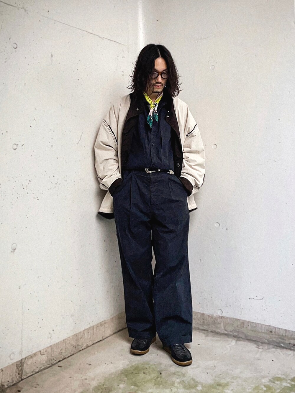 「はじめましてコーデ、メガネ男子、スカーフ、リバーシブル、ミリタリー、ブルゾン、セットアップ、オールインワン、ミリタリーシャツ、ワークパンツ、ウエストマーク、ジャーマントレーナー、issuethings、guepard」|「ISSUETHINGSのTYPE-3(POLYESTER×RAYON) BROWN WASHED(ブルゾン、ブラウン系)」を使った、Kottamさん(メンズ・170cm)の春コーディネートの2枚目の写真