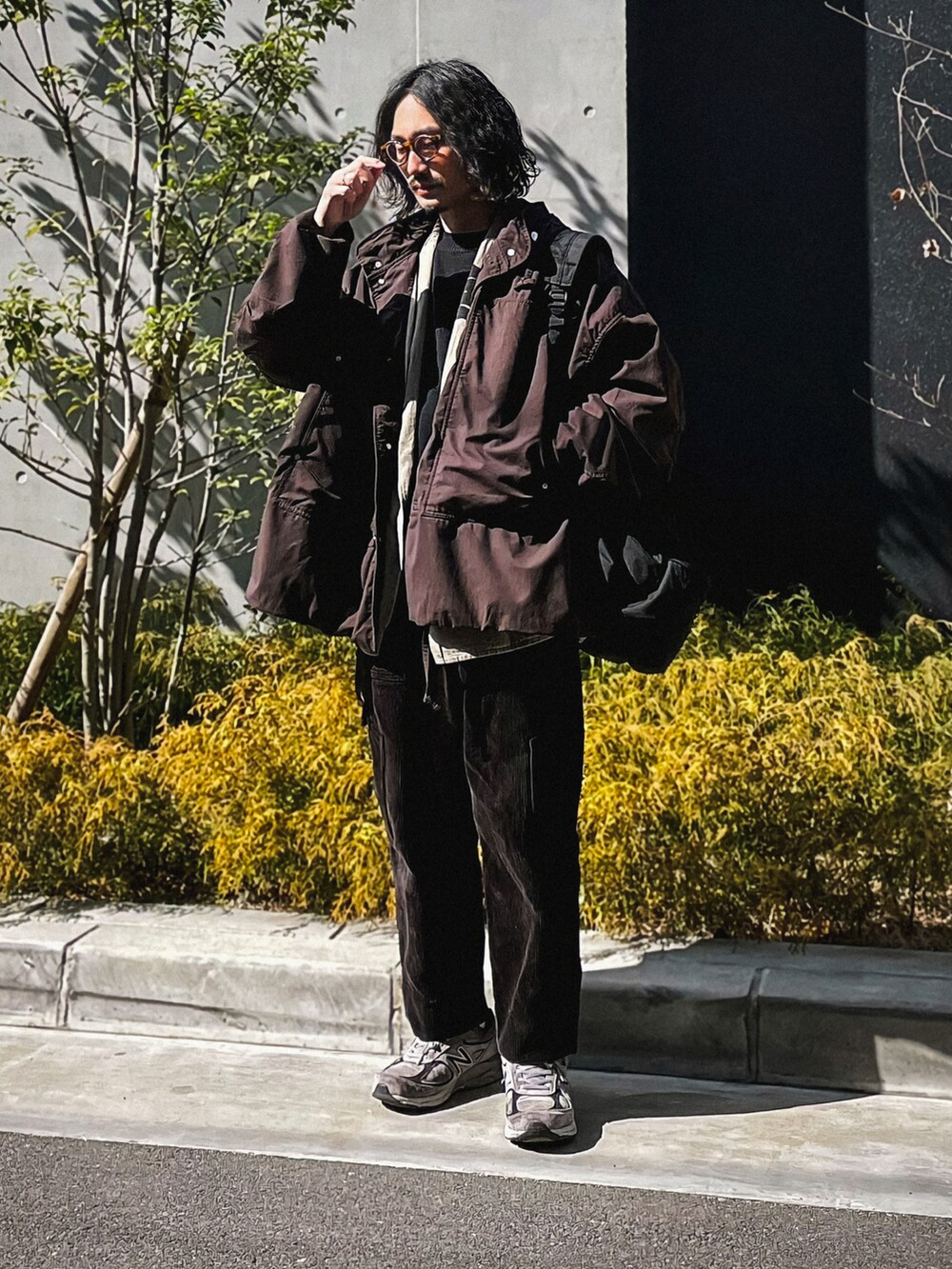 ブラウン系のブルゾン、グレー系のテーラードジャケット、ブラック系のニット/セーターを着用したメンズの冬コーディネートの2枚目の写真