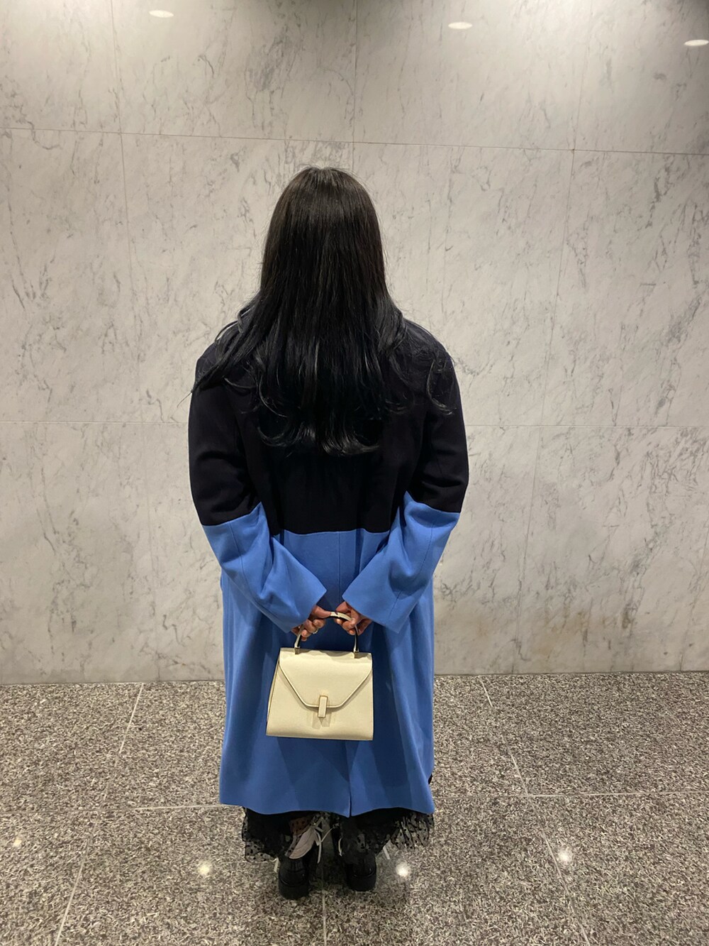「おでかけコーデ、大人ガーリー、レイヤードスタイル、スカートレイヤード、チェスターコート、チュールスカート、タイトスカート、ローファー、ワンハンドルバッグ、リブニット、リボン、ローファー×靴下、ぽっちゃり、バイカラー、ブローチ」｜「Valextraのミニ イジィデ（ハンドバッグ、ホワイト系）」を使った、繭さん（レディース・159cm）の冬コーディネートの3枚目の写真
