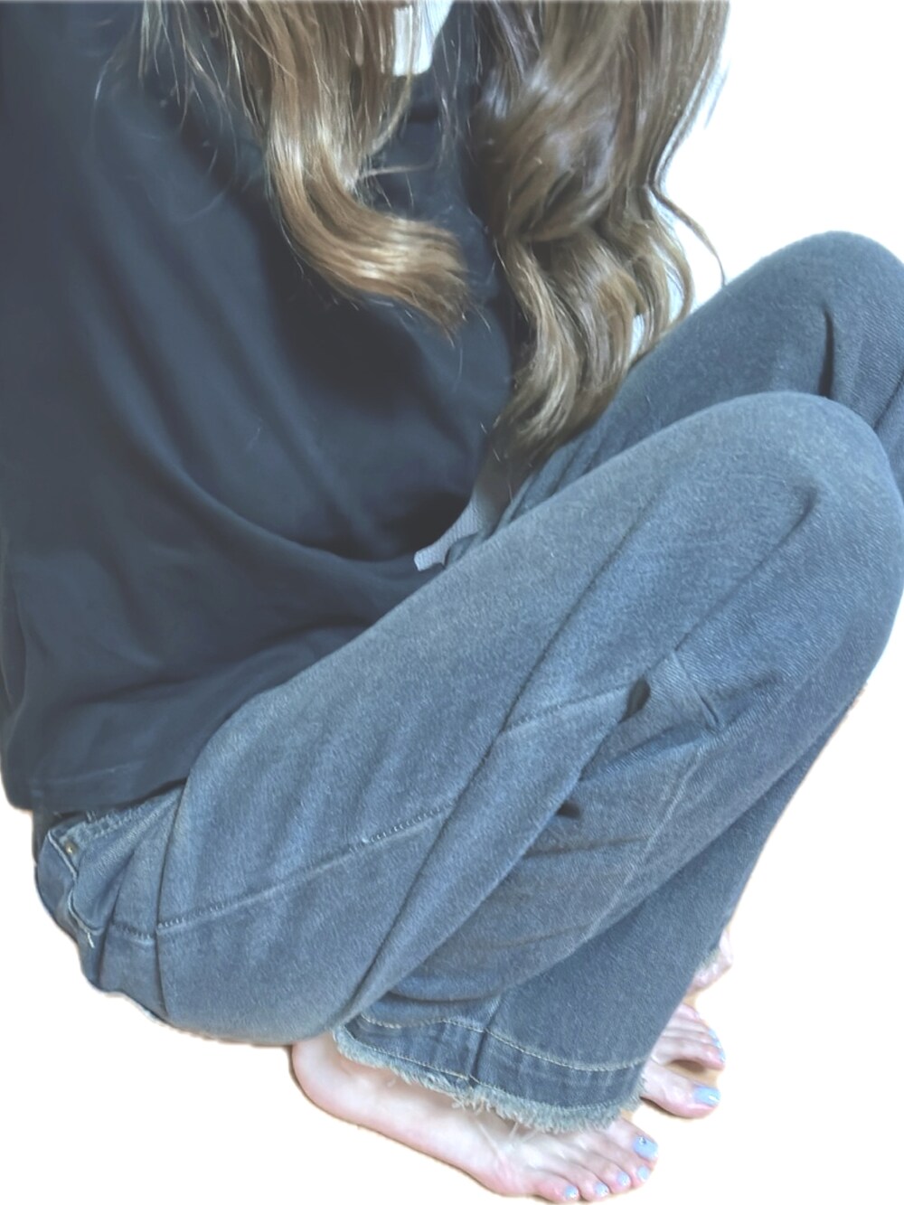 ブラック系のサンダル、ブラック系のトップス、ブルー系のパンツを着用したレディースの夏コーディネートの2枚目の写真