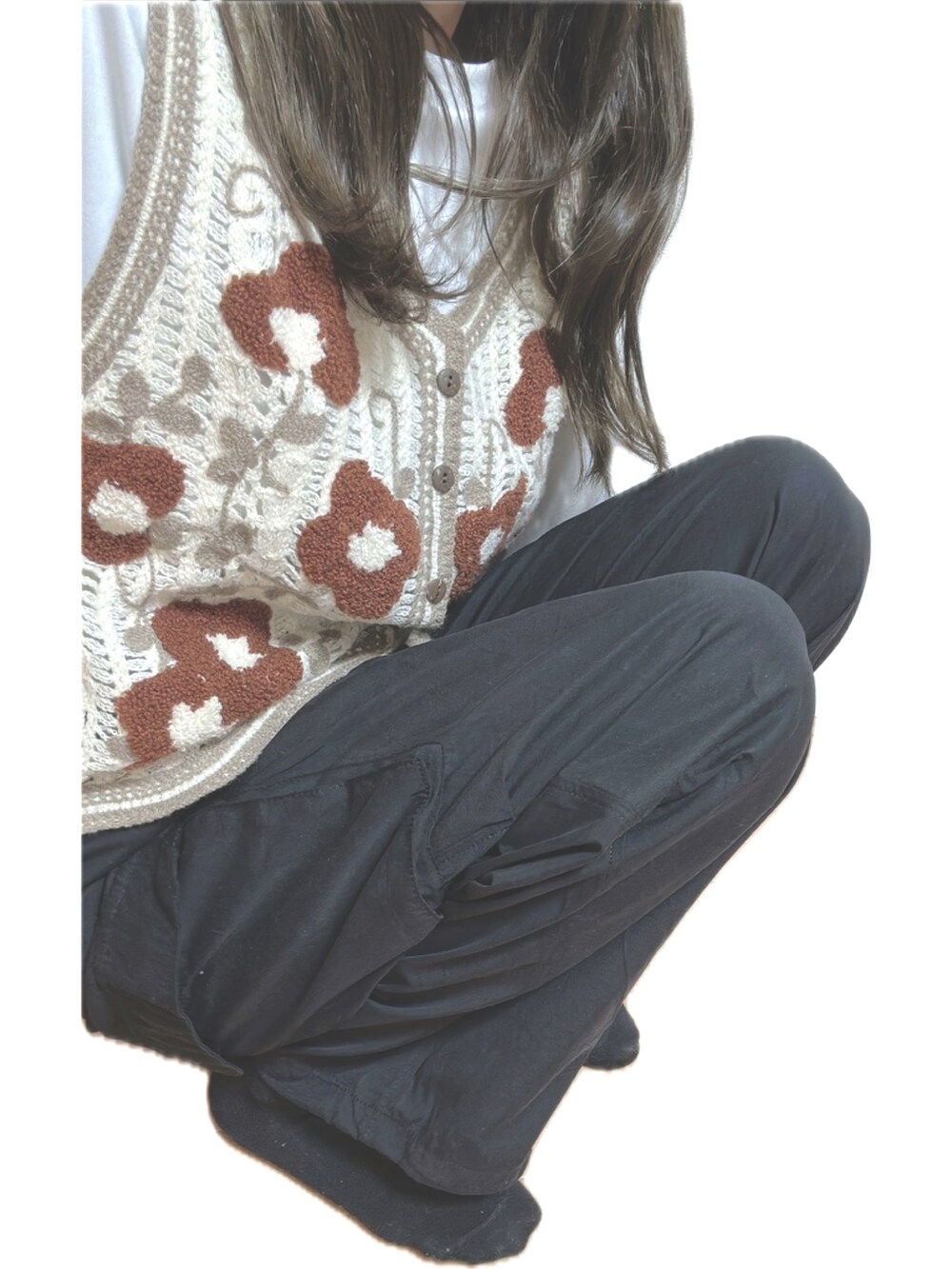 ブラック系のパンツ、ブラウン系のトップス、ホワイト系のトップスを着用したレディースの夏コーディネートの2枚目の写真