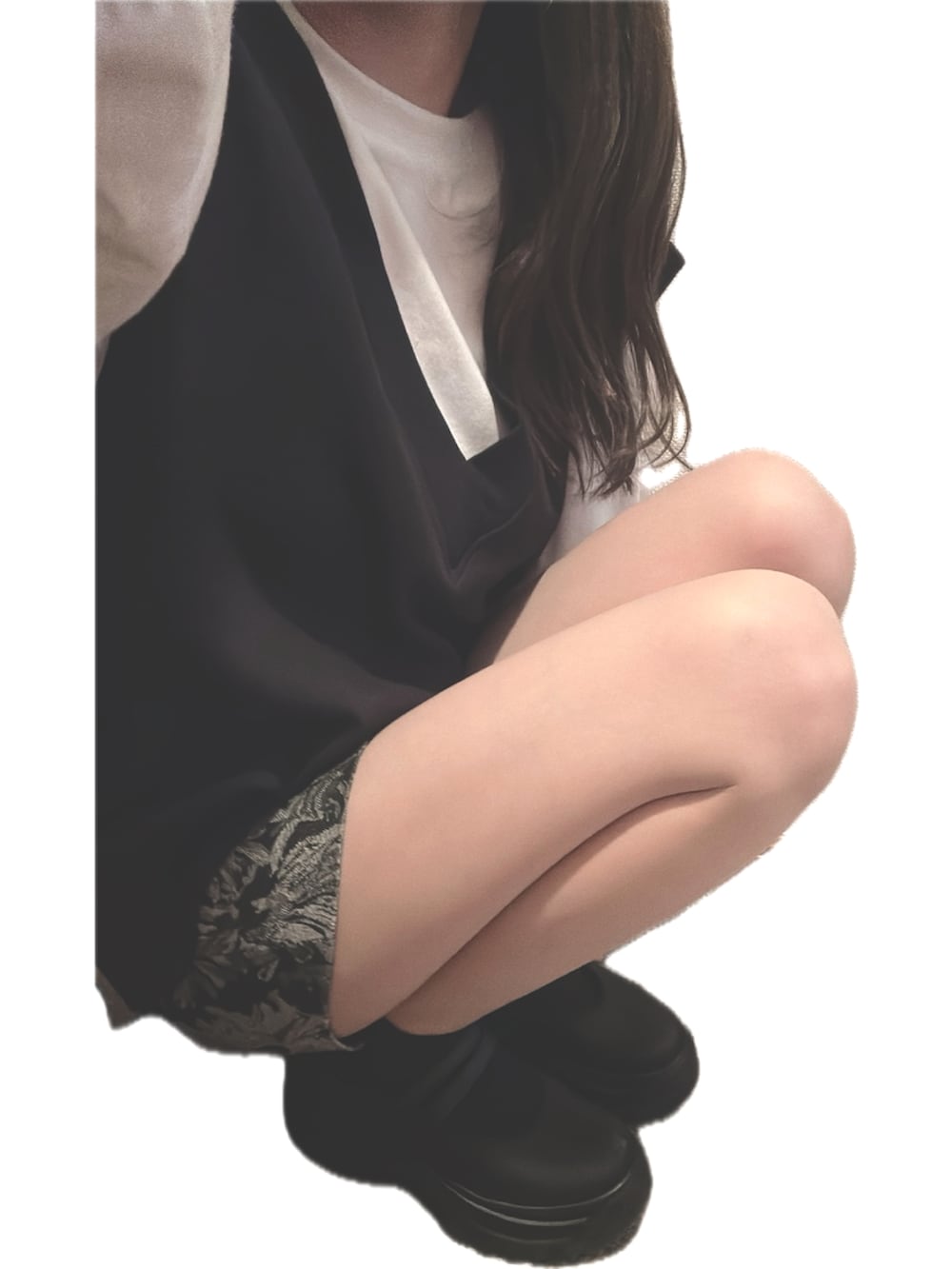 ブラック系のその他パンツ、ブラック系のシューズ、ブラック系のトップスを着用したレディースの夏コーディネートの2枚目の写真