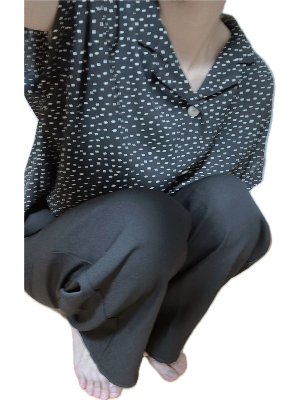 ブラック系のシャツ/ブラウス、ブラック系のハンドバッグ、ブラック系のサンダルを着用したレディースの秋コーディネートの2枚目の写真