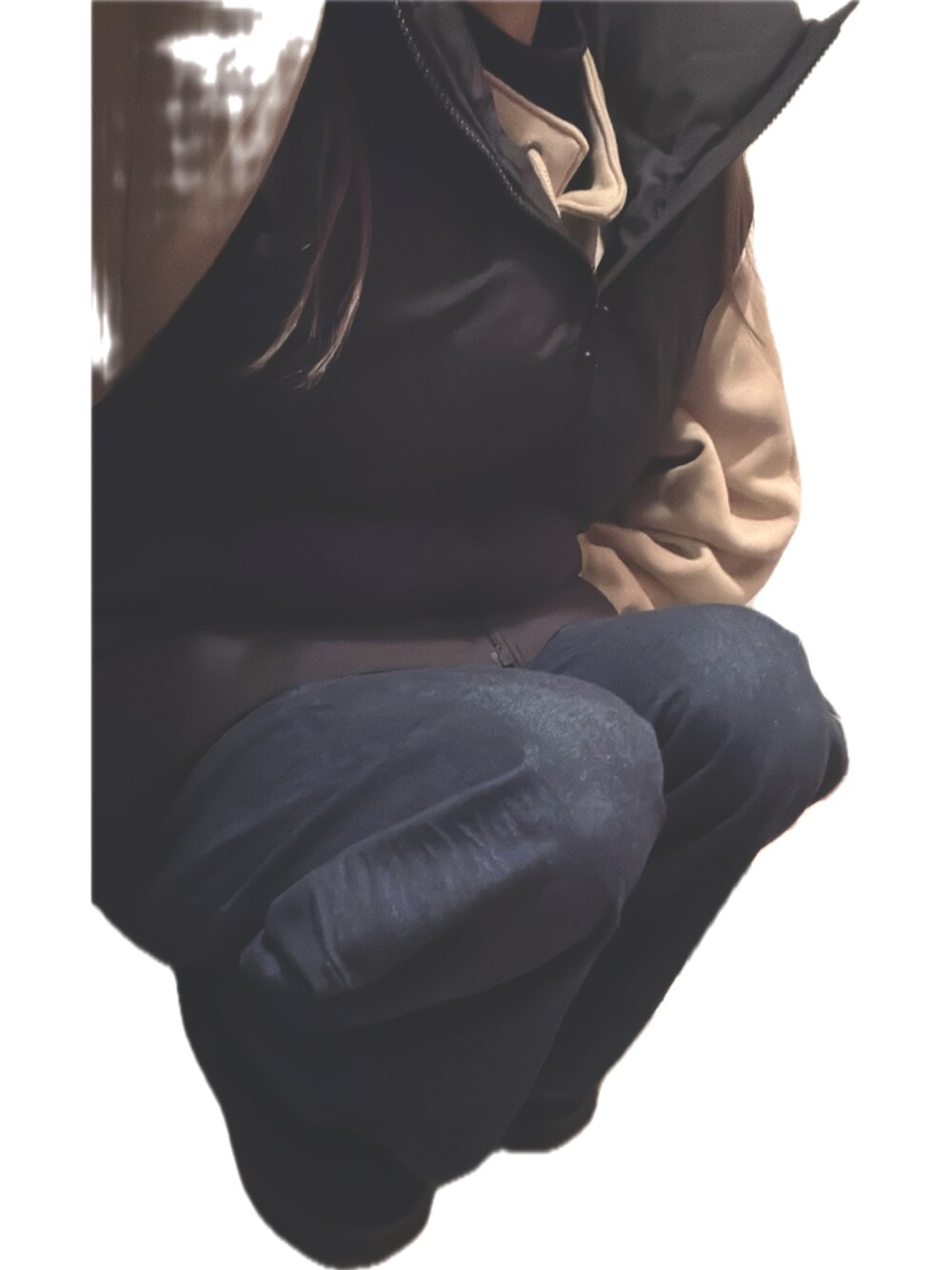 ブラック系のジャケット/アウター、イエロー系のトップス、ブルー系のパンツを着用したレディースの春コーディネートの2枚目の写真