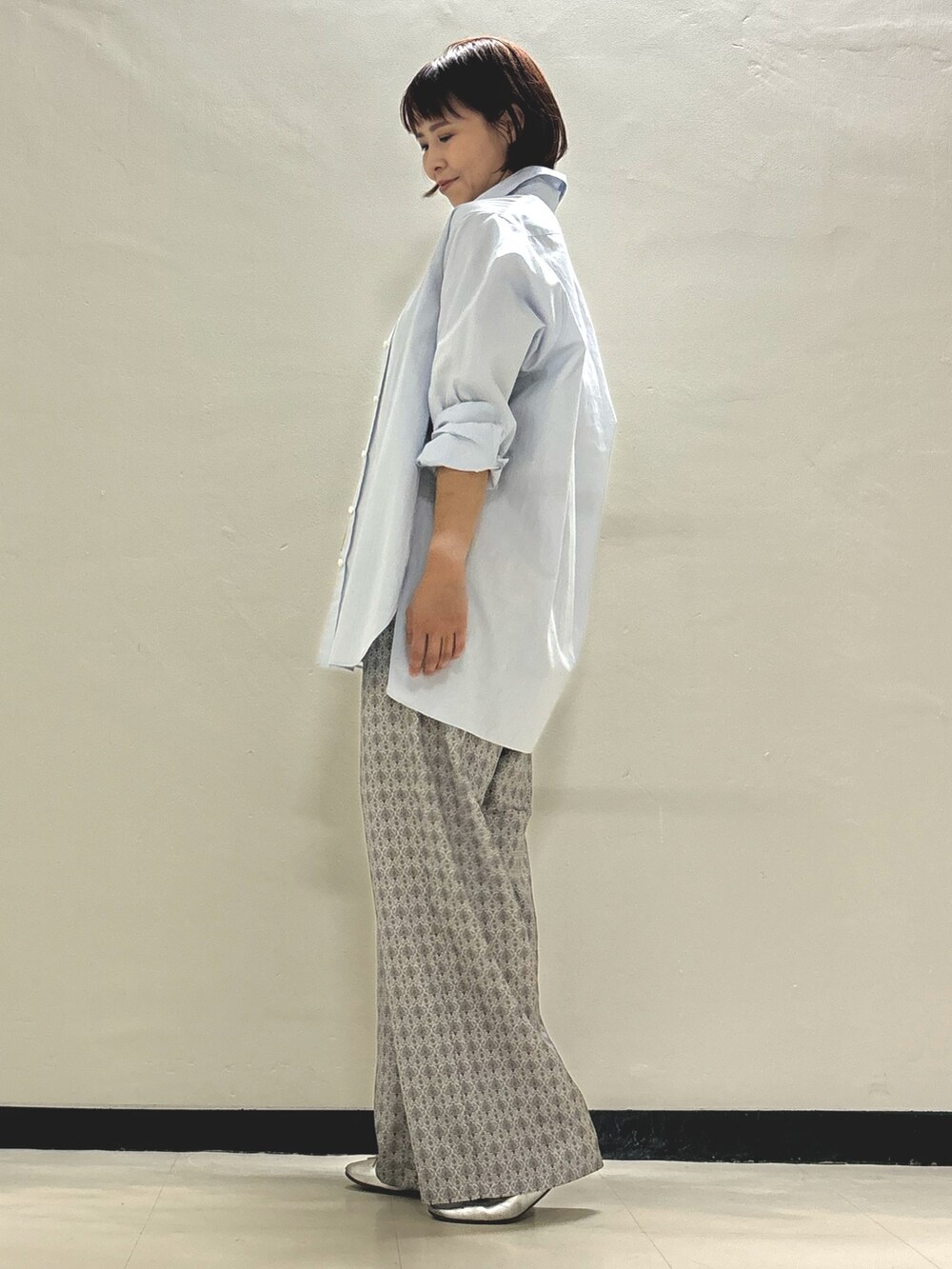 オレンジ系のTシャツ/カットソー、ブルー系のシャツ/ブラウス、ベージュ系のその他パンツを着用したレディースの夏コーディネートの4枚目の写真