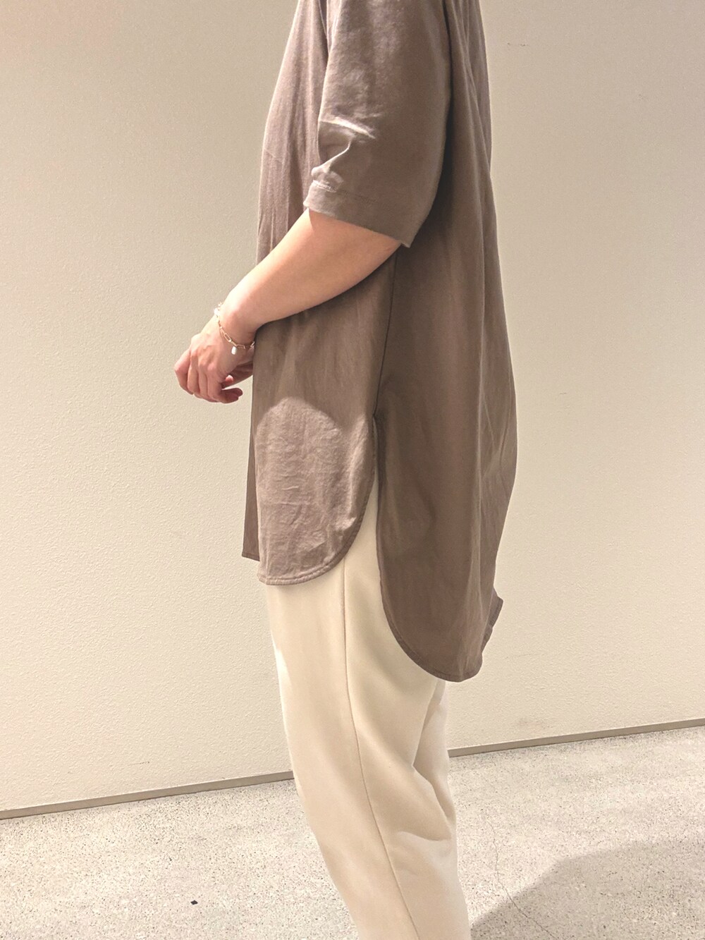 ブラウン系のTシャツ/カットソー、ホワイト系のその他パンツ、ブラック系のサンダルを着用したレディースの夏コーディネートの4枚目の写真