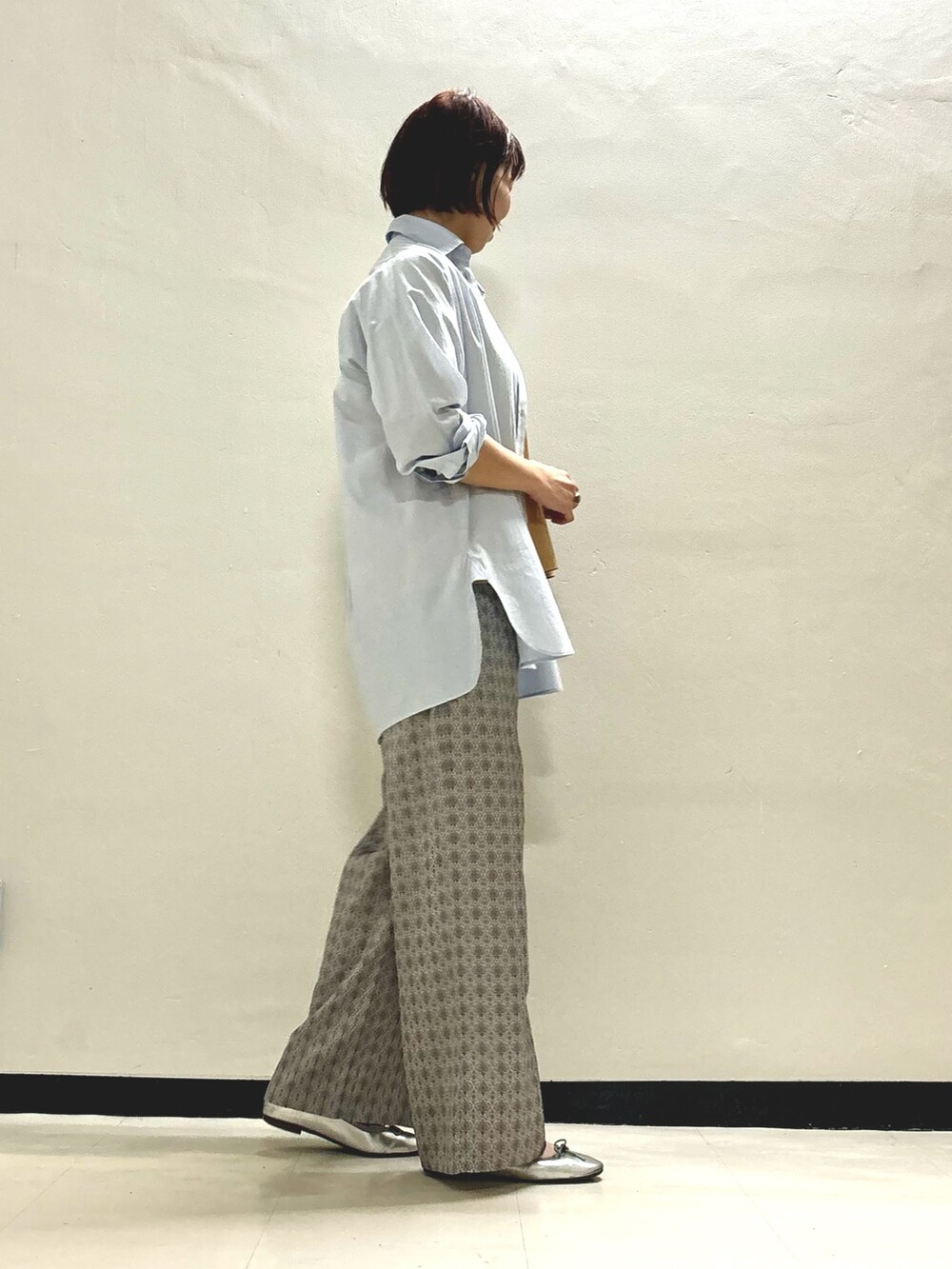 オレンジ系のTシャツ/カットソー、ブルー系のシャツ/ブラウス、ベージュ系のその他パンツを着用したレディースの夏コーディネートの3枚目の写真