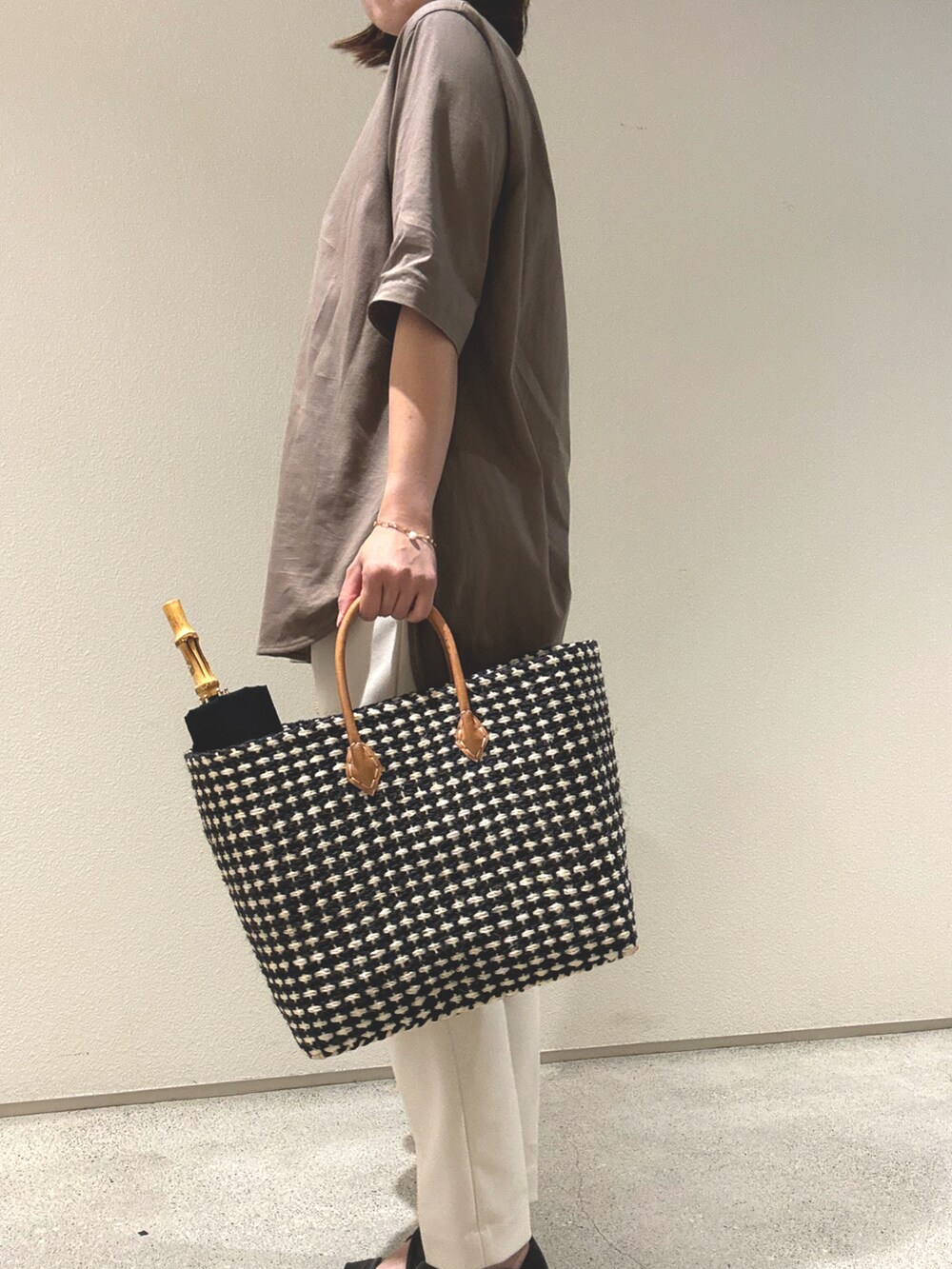ブラウン系のTシャツ/カットソー、ホワイト系のその他パンツ、ブラック系のサンダルを着用したレディースの夏コーディネートの5枚目の写真