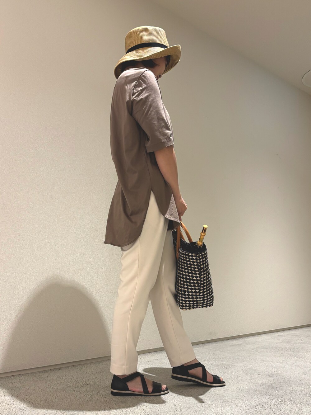 ブラウン系のTシャツ/カットソー、ホワイト系のその他パンツ、ブラック系のサンダルを着用したレディースの夏コーディネートの2枚目の写真