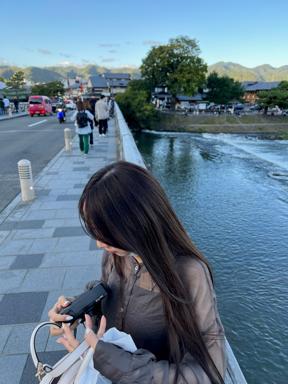 「シアーシャツ、シアーワンピース、グレーパンツ、きれいめカジュアル、旅行、休日コーデ、オトナカジュアル」｜「いつかの京都のアイテム（その他、その他）」を使った、、さん（レディース・156cm）の秋コーディネートの3枚目の写真