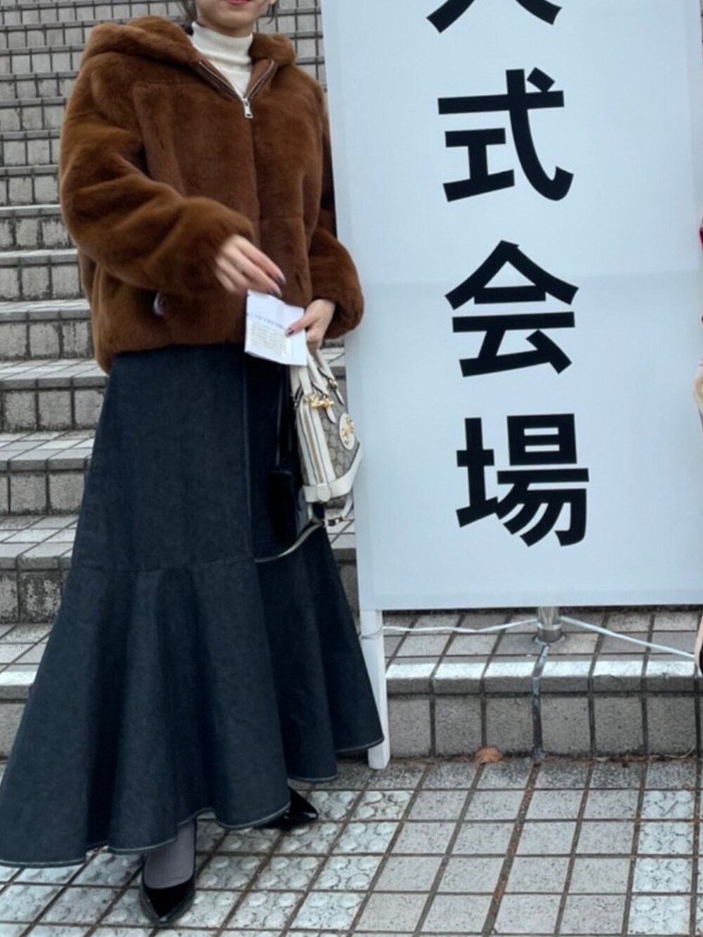 「プチプラ、プチプラコーデ、カジュアルコーデ、低身長、マーメイドスカート、マーメイドワンピース、キャミワンピ、リブニット、パンプス、ファーコート、ファーアウター、GUCCI、ヒール」｜「UNIQLOのアイテム（ニット/セーター、ホワイト系）」を使った、、さん（レディース・156cm）の冬コーディネートの2枚目の写真