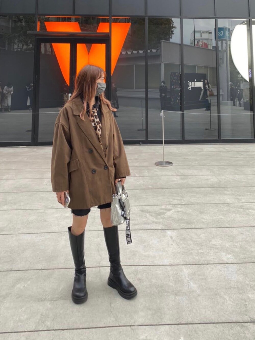 「LouisVuitton、ボウタイ、ジャケット、ロングブーツ、ハーフパンツ、私の推しブランド、オトナカジュアル、低身長、いいね、save、フォローお願いします🤑」｜「VUITTON展のアイテム（その他、その他）」を使った、、さん（レディース・156cm）の冬コーディネートの2枚目の写真