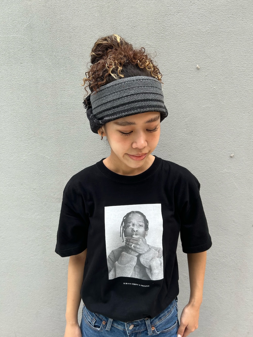 ブラック系のTシャツ/カットソー、ブルー系のデニムパンツ、ブラック系のスニーカーを着用したレディースの夏コーディネートの2枚目の写真