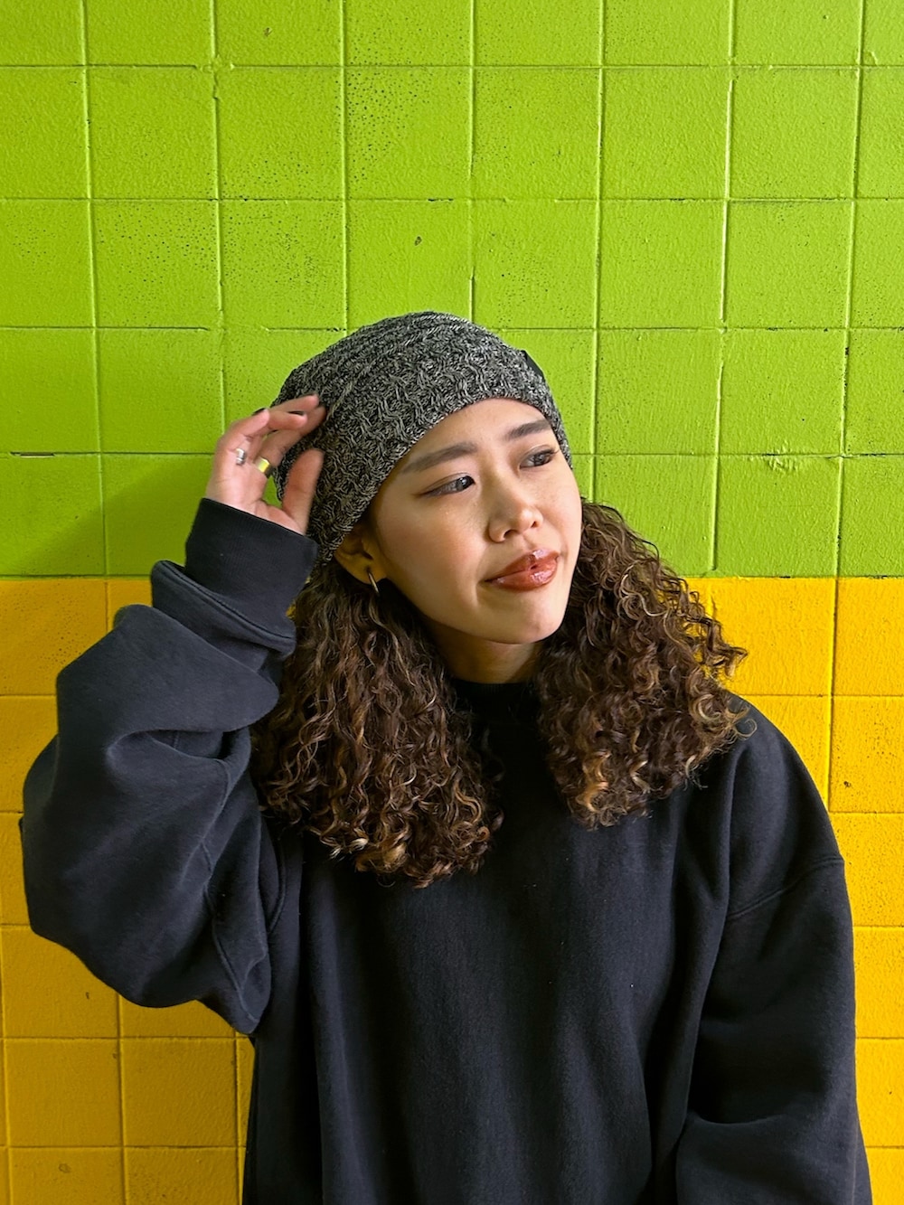 ブラック系のスウェット、ブルー系のデニムパンツ、ブラック系のスニーカーを着用したレディースの冬コーディネートの2枚目の写真