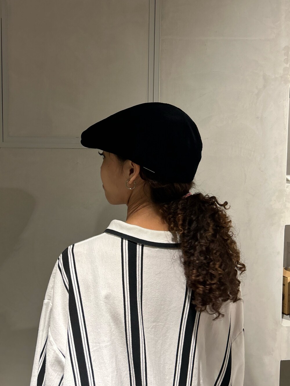 ホワイト系のシャツ/ブラウス、グレー系のパンツ、ブラック系のスニーカーを着用したレディースの秋コーディネートの3枚目の写真