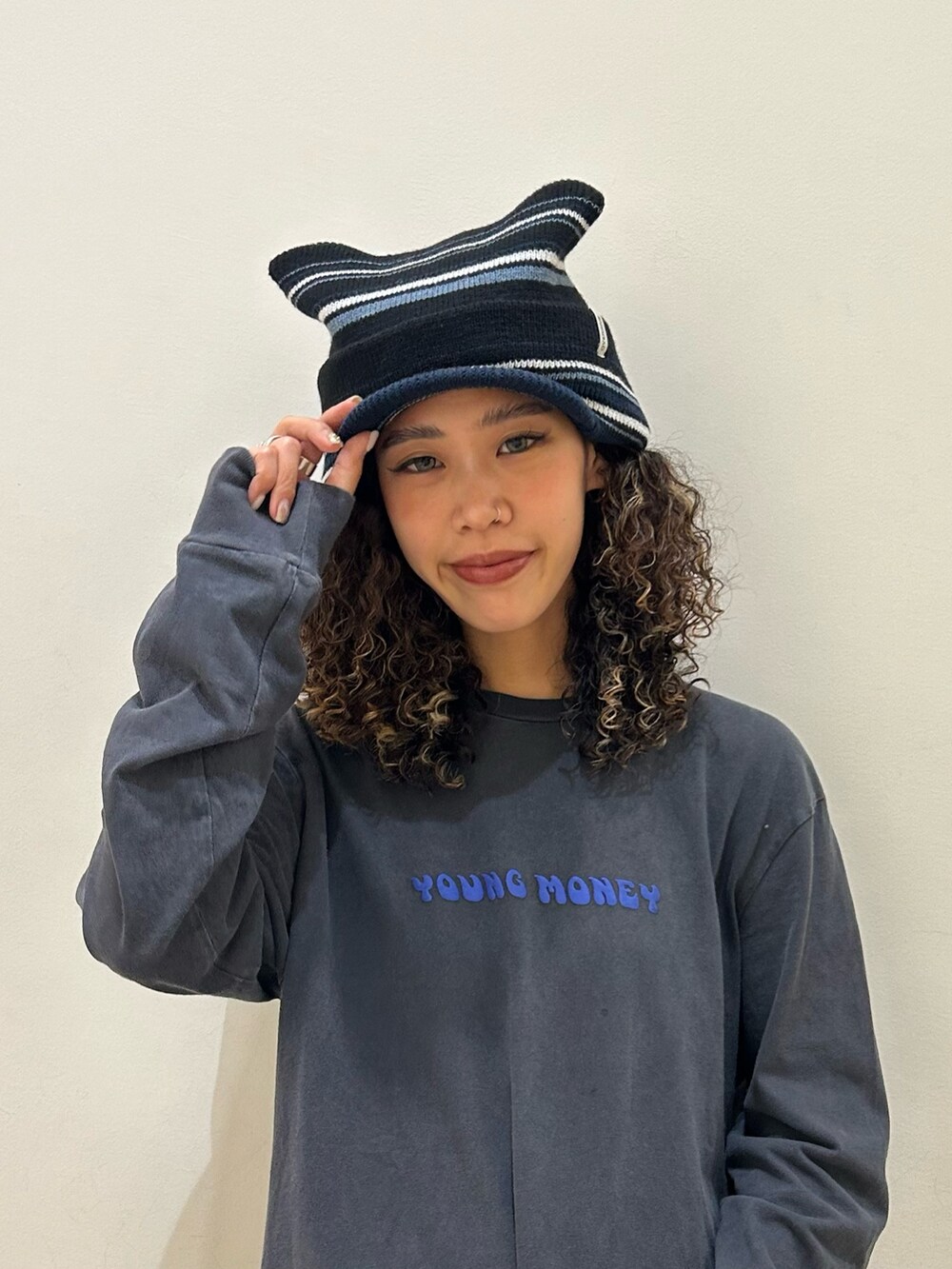 ブラック系のTシャツ/カットソー、ブルー系のデニムパンツ、ブラック系のスニーカーを着用したレディースの夏コーディネートの2枚目の写真