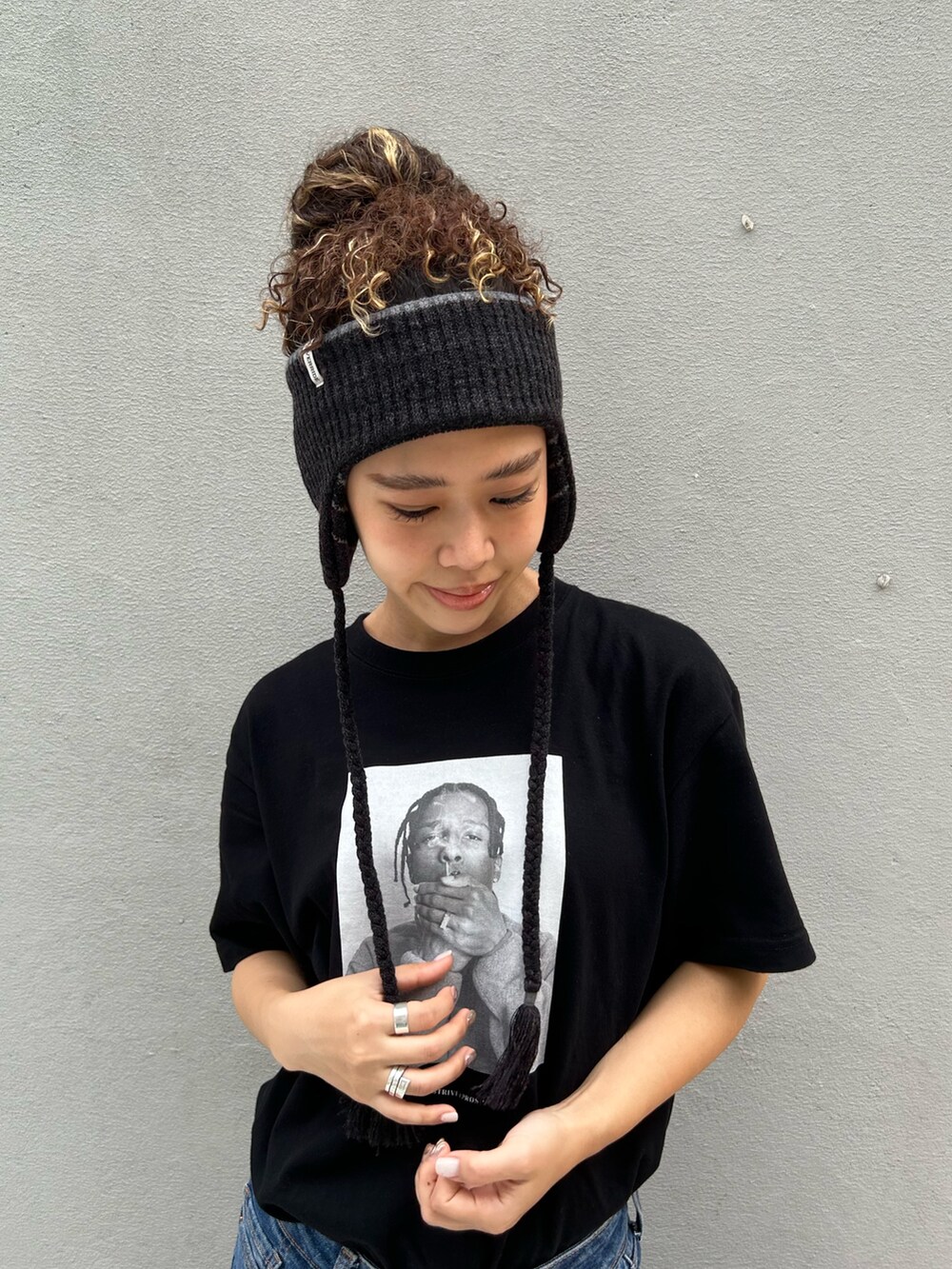 ブラック系のTシャツ/カットソー、ブルー系のデニムパンツ、ブラック系のスニーカーを着用したレディースの夏コーディネートの3枚目の写真