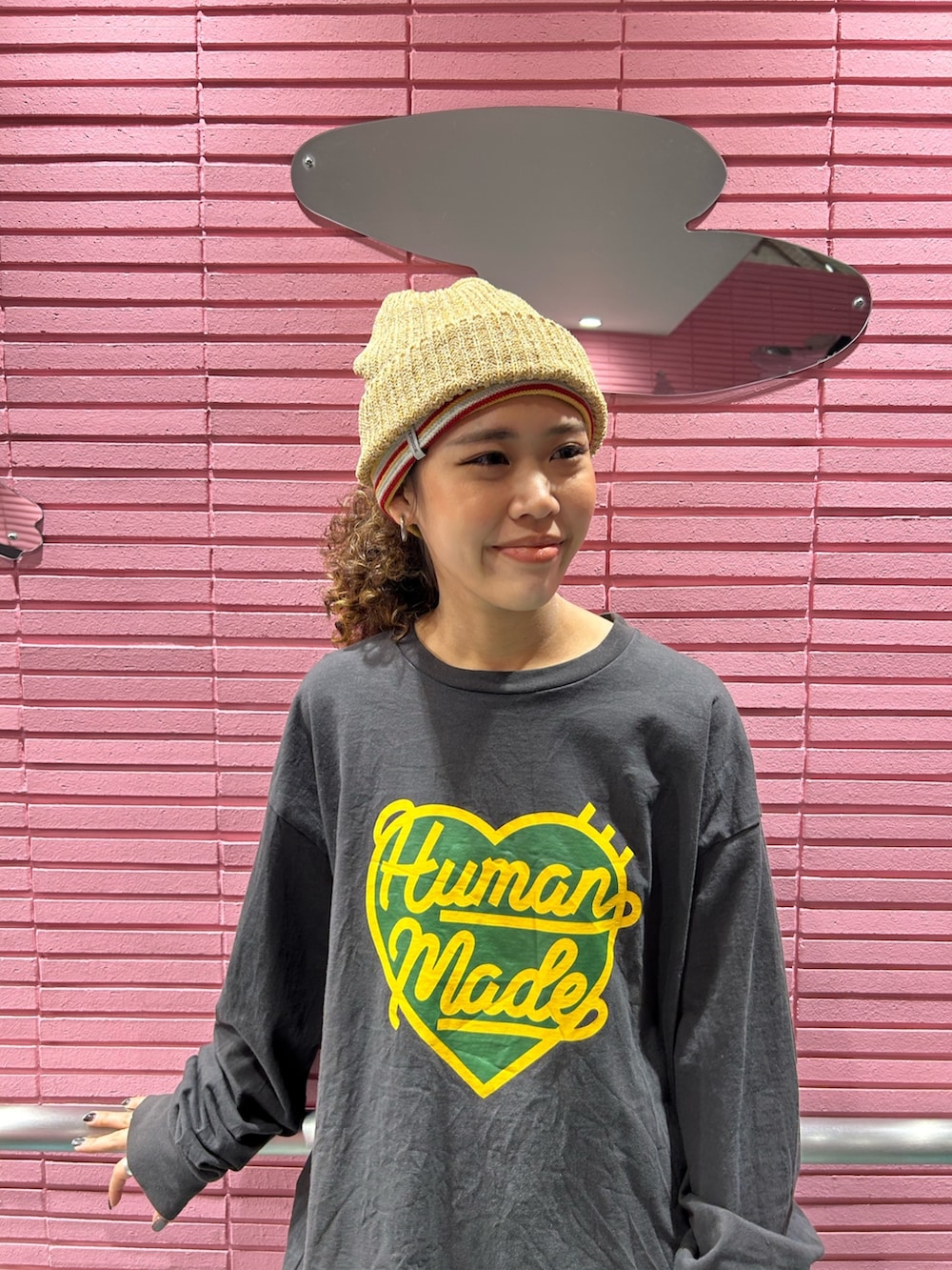 ブラック系のカーゴパンツ、ブラック系のスニーカー、グレー系のTシャツ/カットソーを着用したレディースの春コーディネートの2枚目の写真