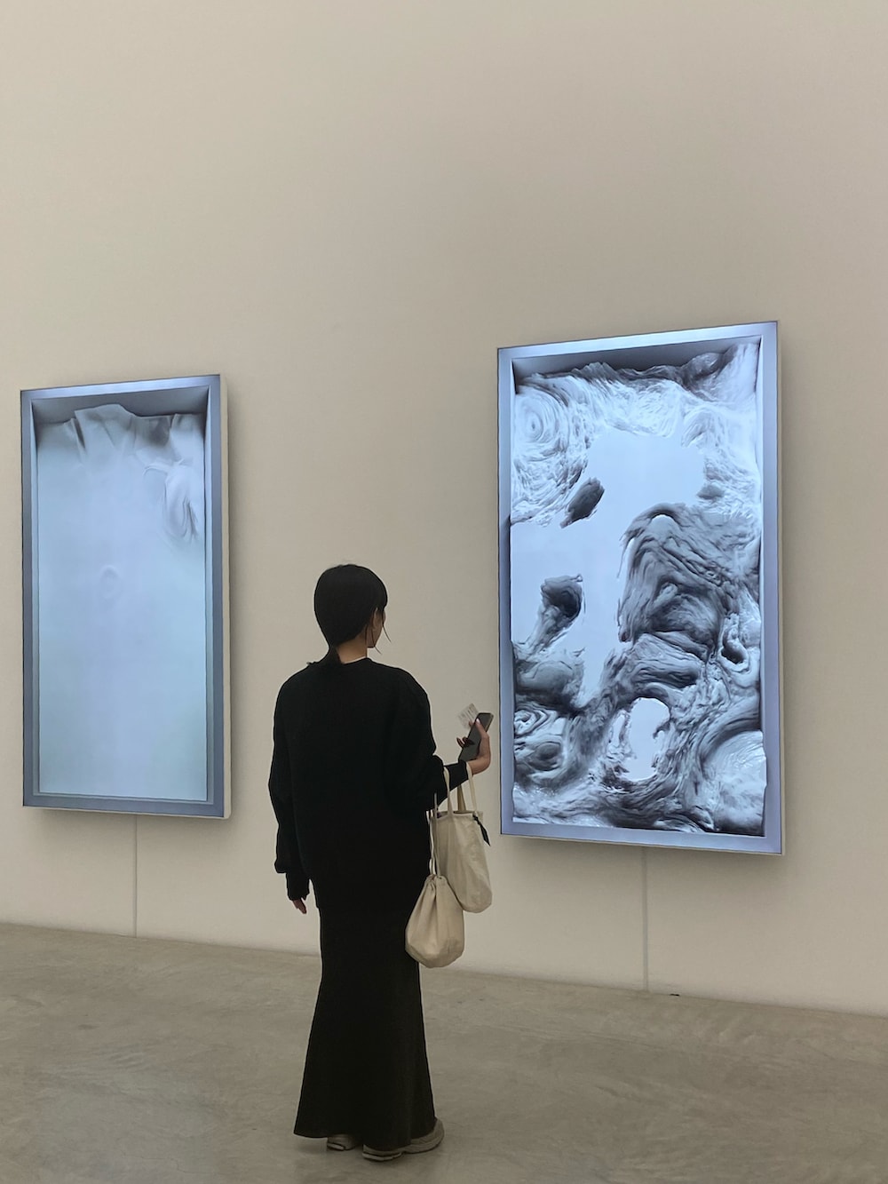 ブラック系のスウェット、グレー系のスニーカーを着用したレディースの秋コーディネートの2枚目の写真