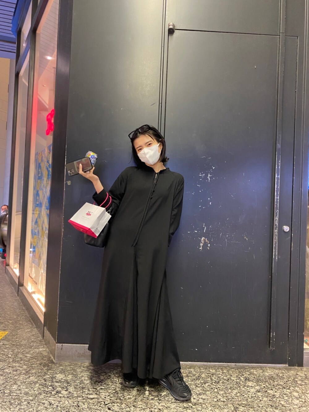 ブラック系のワンピースを着用したレディースの春コーディネートの2枚目の写真