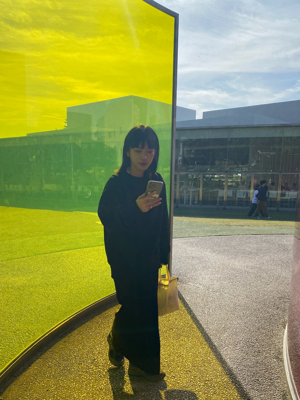 ブラック系のスウェット、グレー系のスニーカーを着用したレディースの秋コーディネートの3枚目の写真