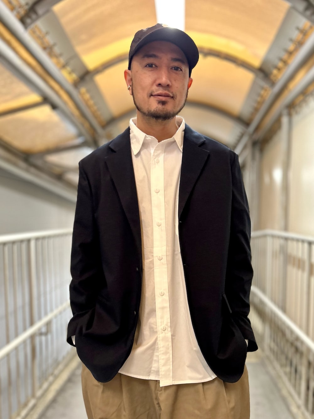 ベージュ系のチノパンツ、ホワイト系のシャツ/ブラウスを着用したメンズの春コーディネートの2枚目の写真