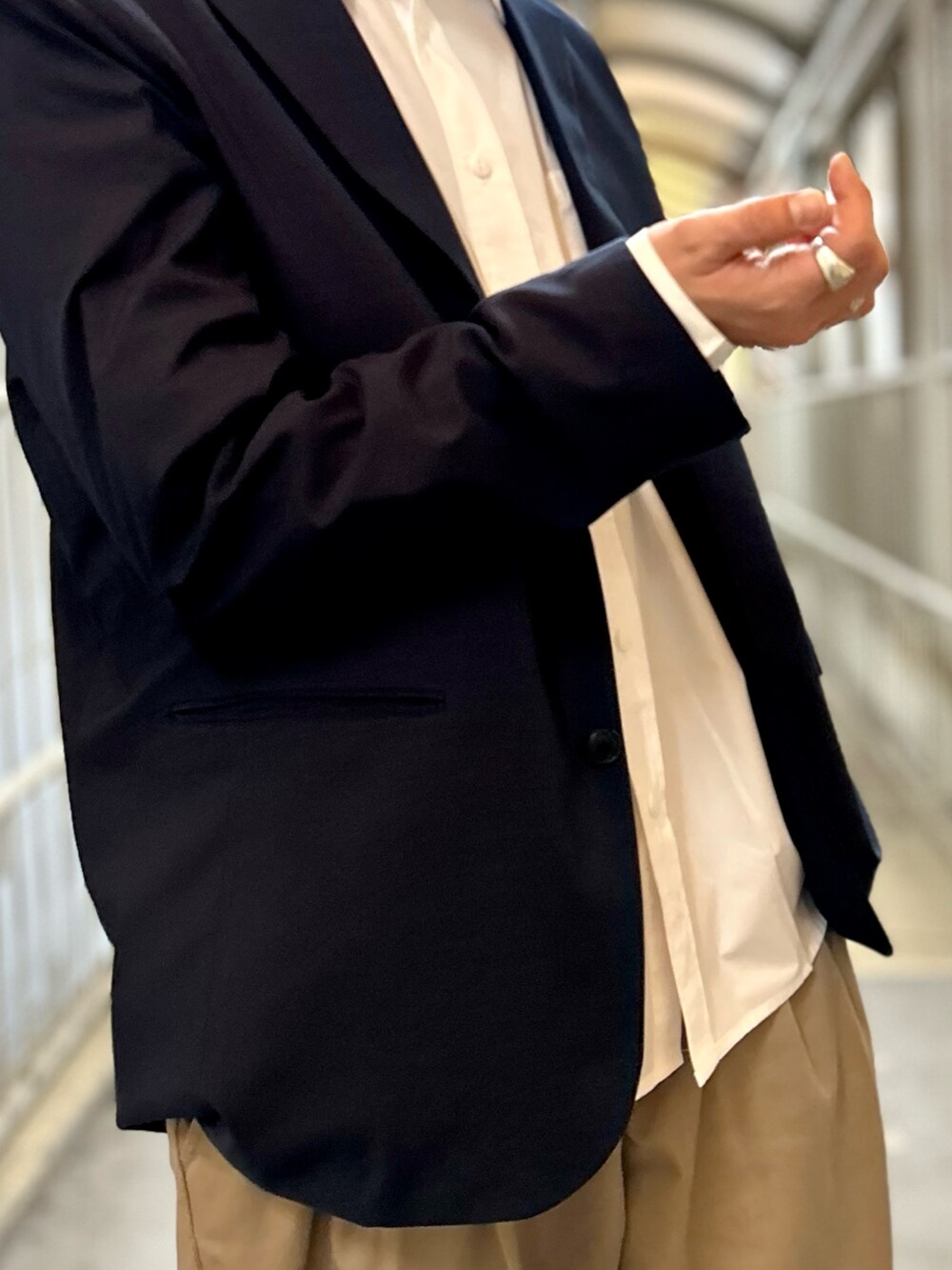 ベージュ系のチノパンツ、ホワイト系のシャツ/ブラウスを着用したメンズの春コーディネートの3枚目の写真