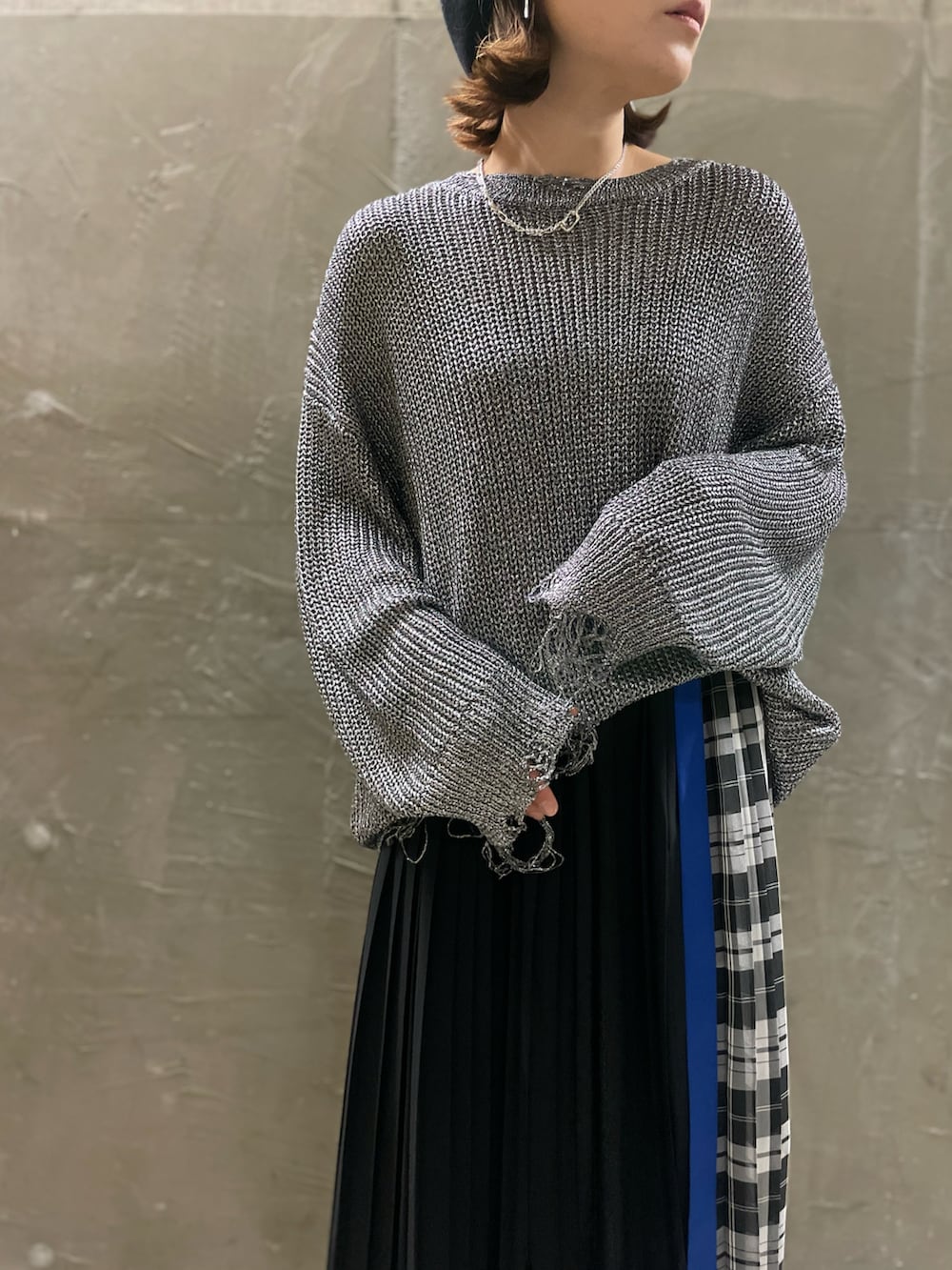 「冬コーデ、ローファー、チェックスカート、プリーツスカート、スカートスタイル、ビーセカンド、B'2nd」｜「NOUNLESSのアイテム（ニット/セーター、シルバー系）」を使った、キムラアスミさん（レディース・156cm）の冬コーディネートの3枚目の写真