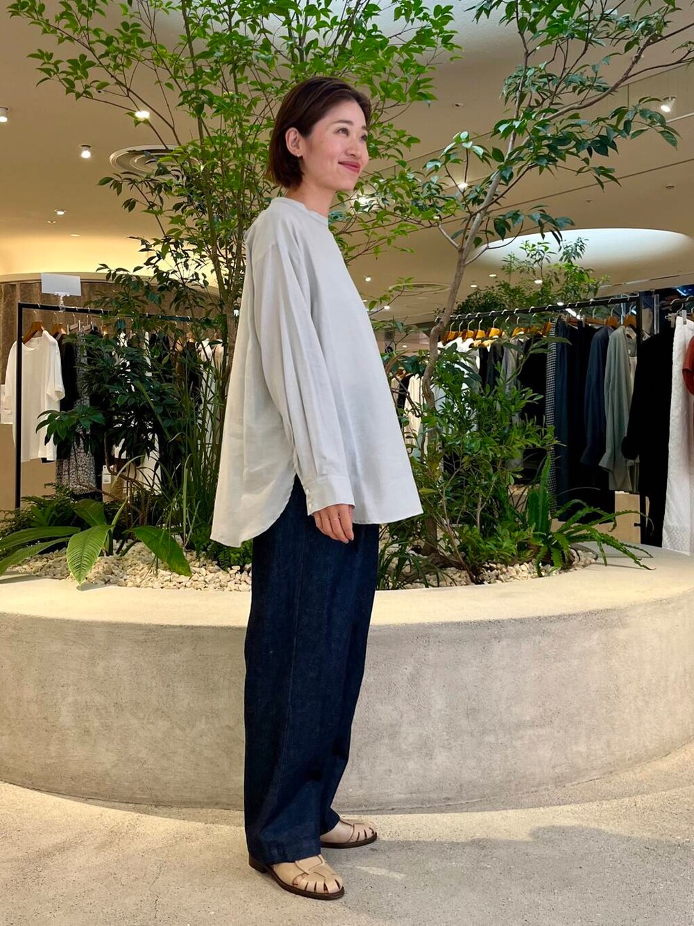 ブルー系のデニムパンツ、グレー系のシャツ/ブラウスを着用したレディースの夏コーディネートの2枚目の写真