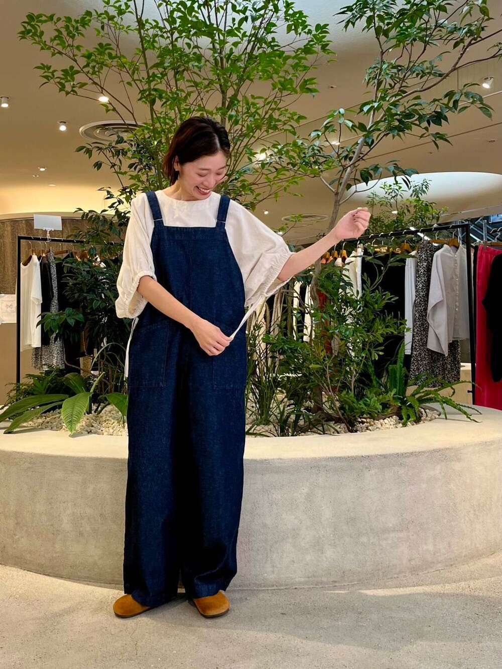 ベージュ系のシャツ/ブラウス、ブルー系のサロペット/オーバーオールを着用したレディースの夏コーディネートの2枚目の写真