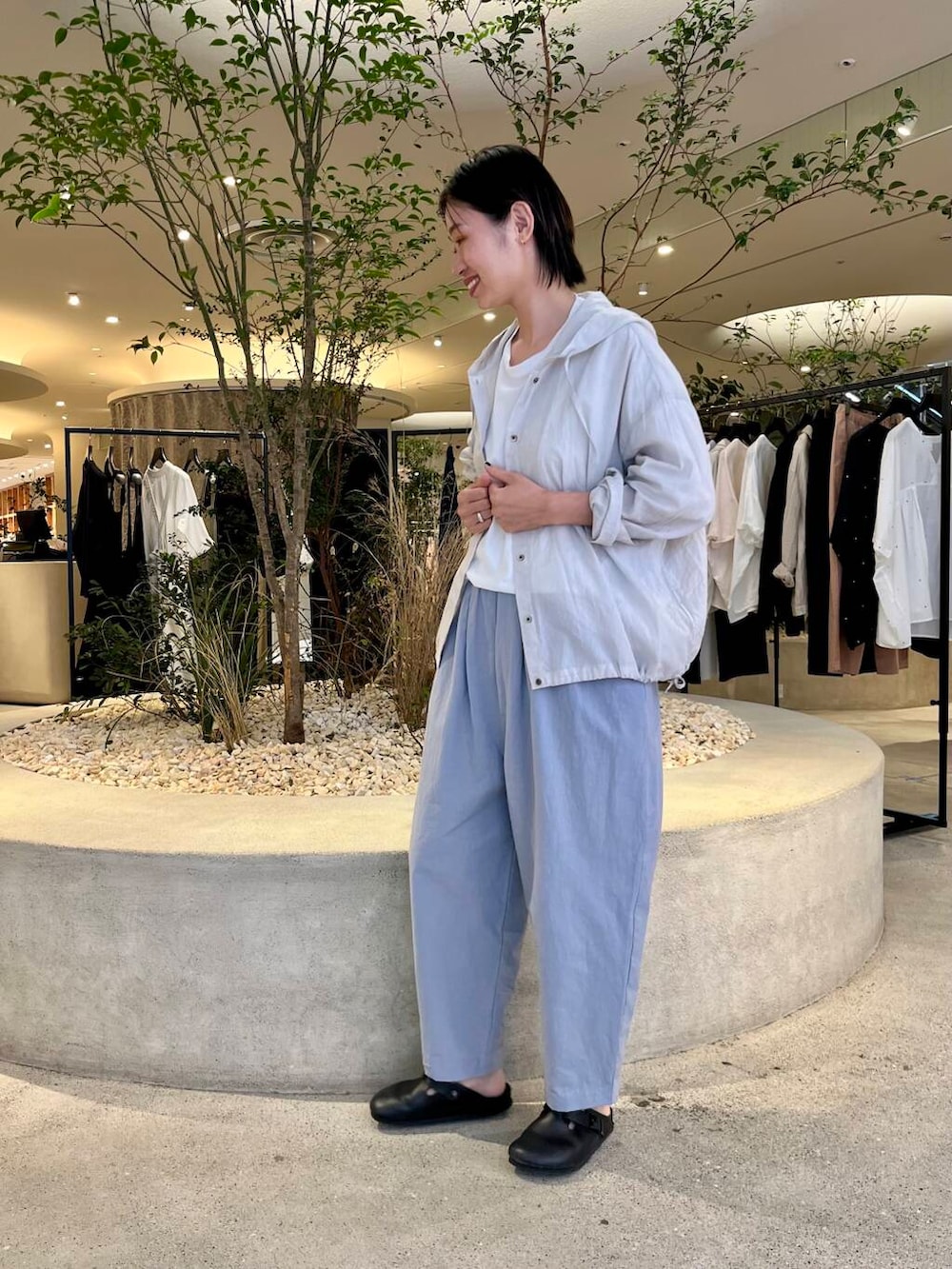 「大人カジュアル、ママコーデ、かぐれ、リネン、newarrival、休日スタイル、40代、ストレート×ブルベ冬、リネン着こなし術、夏の涼しげパンツコーデ、カジュアル派のtシャツコーデ」｜「かぐれのウェザーワッシャーサルエルパンツ（その他パンツ、ブルー系）」を使った、takagiさん（レディース・163cm）の夏コーディネートの2枚目の写真