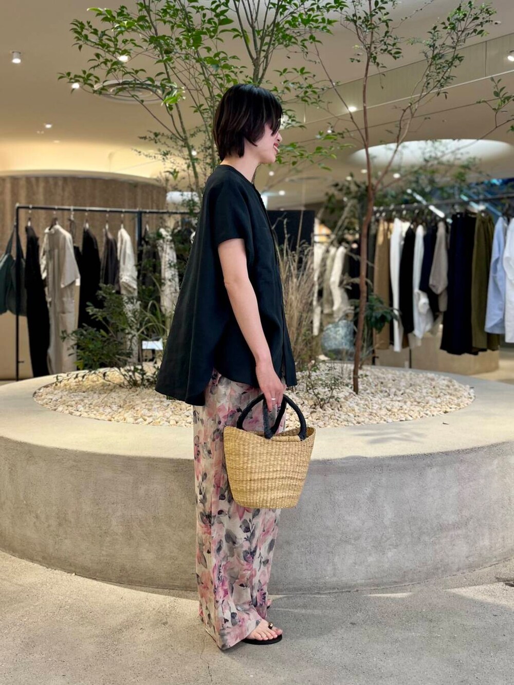 ピンク系のその他パンツ、ブラック系のサンダルを着用したレディースの夏コーディネートの2枚目の写真
