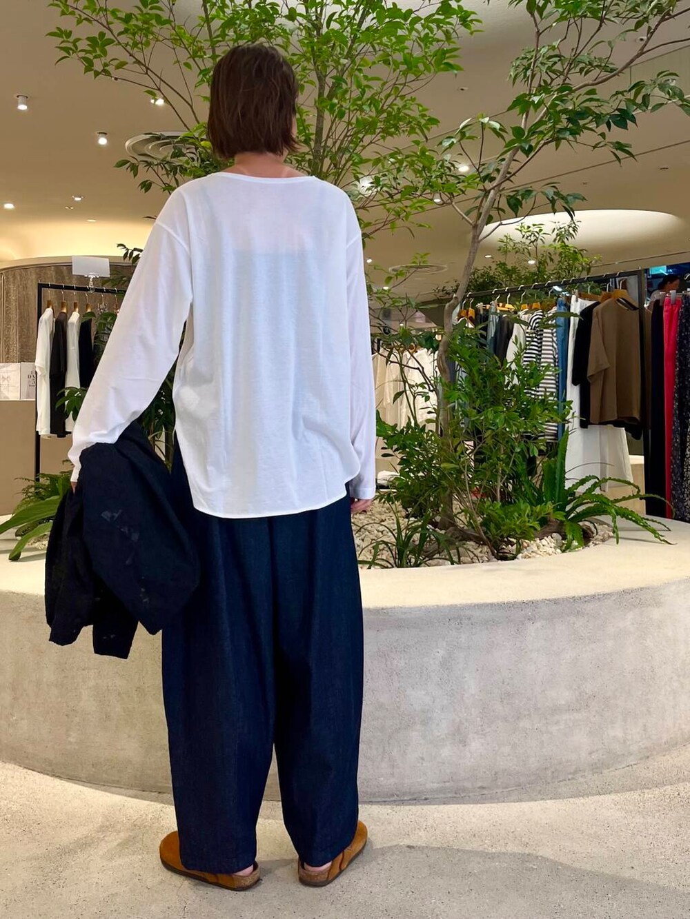 ブラック系のシャツ/ブラウス、ブルー系のデニムパンツ、ホワイト系のTシャツ/カットソーを着用したレディースの夏コーディネートの5枚目の写真