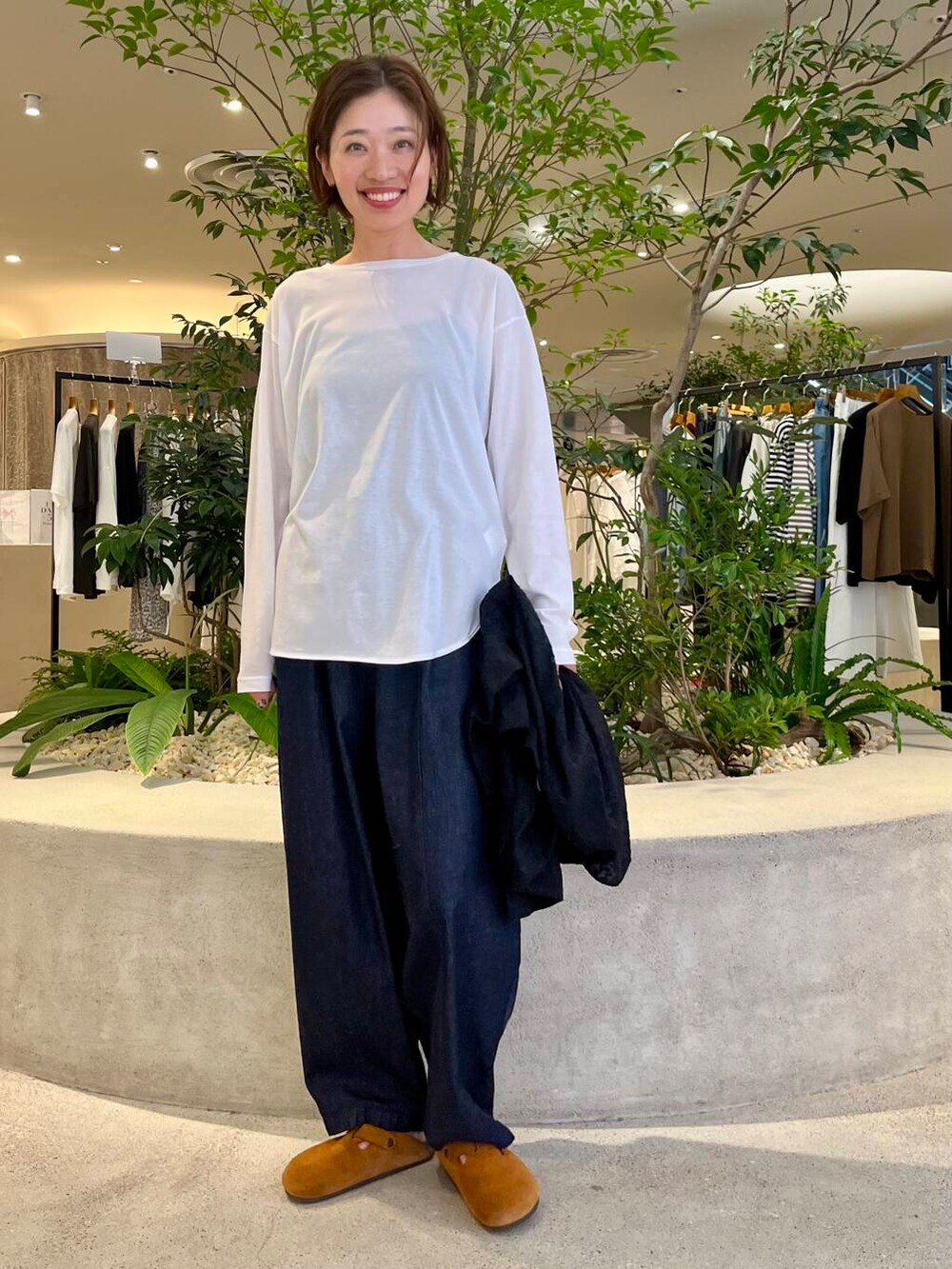 ブラック系のシャツ/ブラウス、ブルー系のデニムパンツ、ホワイト系のTシャツ/カットソーを着用したレディースの夏コーディネートの4枚目の写真