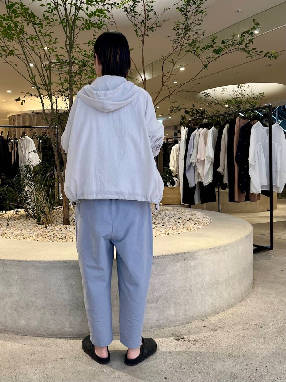 「大人カジュアル、ママコーデ、かぐれ、リネン、newarrival、休日スタイル、40代、ストレート×ブルベ冬、リネン着こなし術、夏の涼しげパンツコーデ、カジュアル派のtシャツコーデ」｜「かぐれのウェザーワッシャーサルエルパンツ（その他パンツ、ブルー系）」を使った、takagiさん（レディース・163cm）の夏コーディネートの3枚目の写真