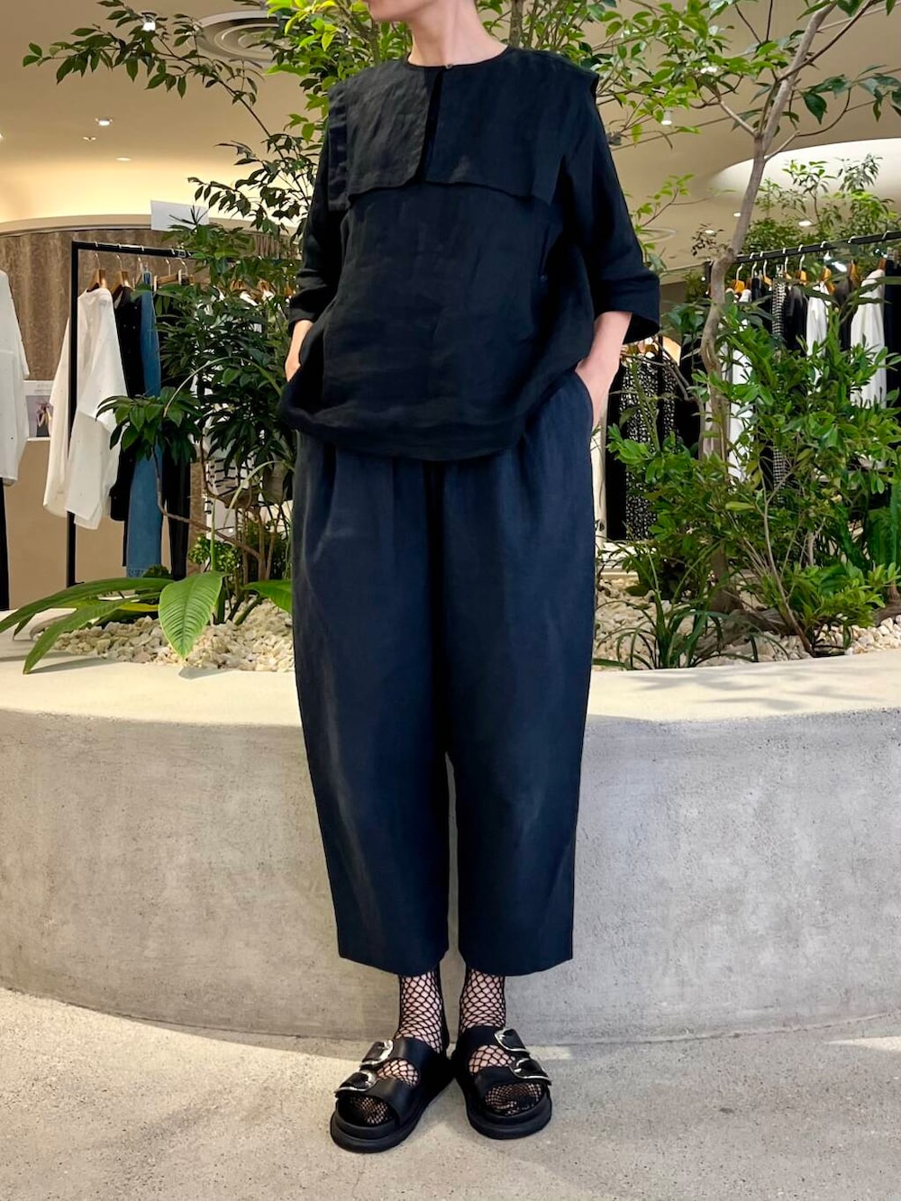 ブラック系のその他パンツ、ブラック系のシャツ/ブラウスを着用したレディースの夏コーディネートの3枚目の写真