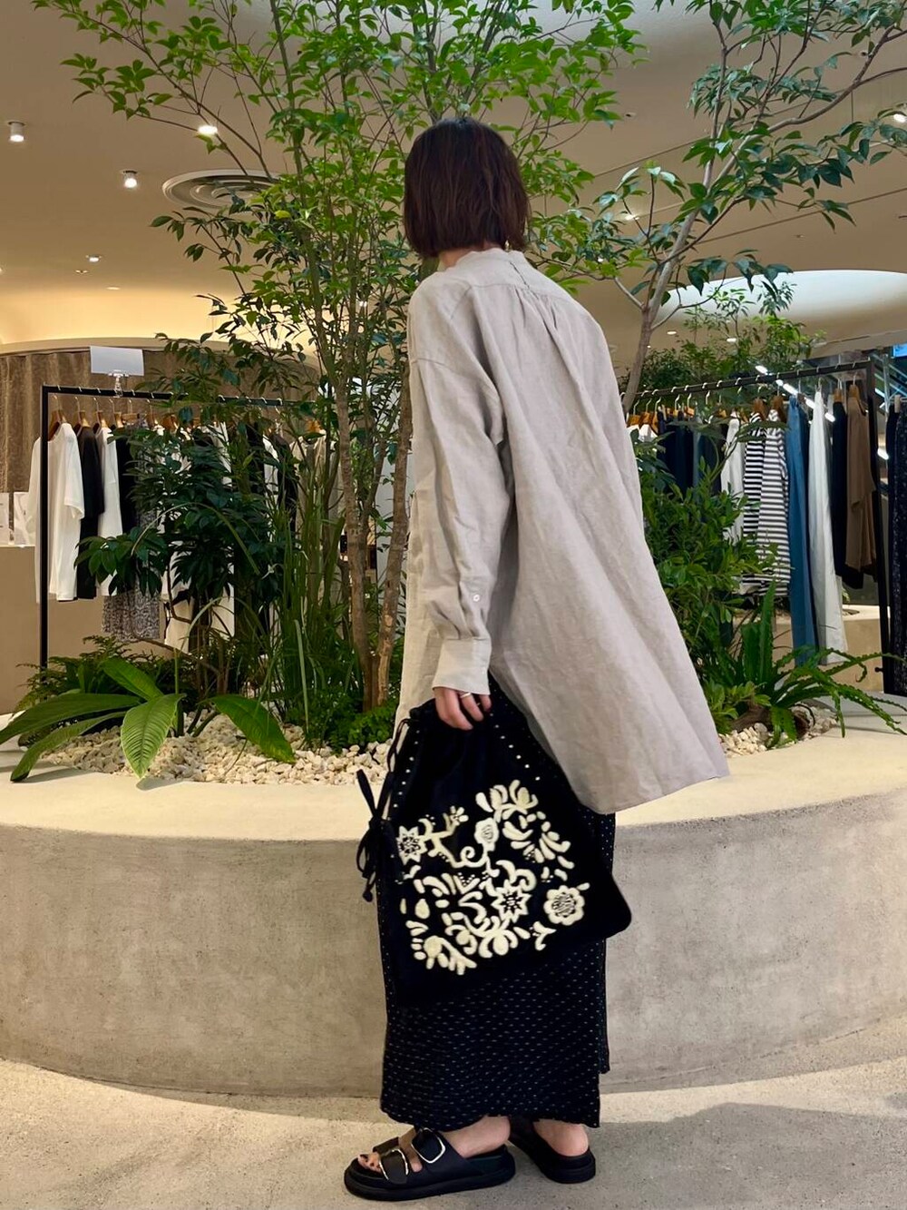 ベージュ系のTシャツ/カットソー、ブラック系のその他パンツを着用したレディースの夏コーディネートの2枚目の写真