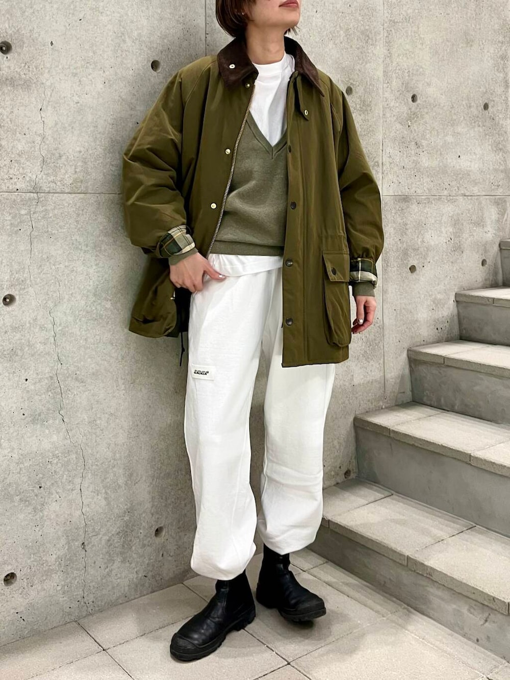 グリーン系のその他アウター、グリーン系のチュニック、ホワイト系のTシャツ/カットソーを着用したレディースの冬コーディネートの3枚目の写真