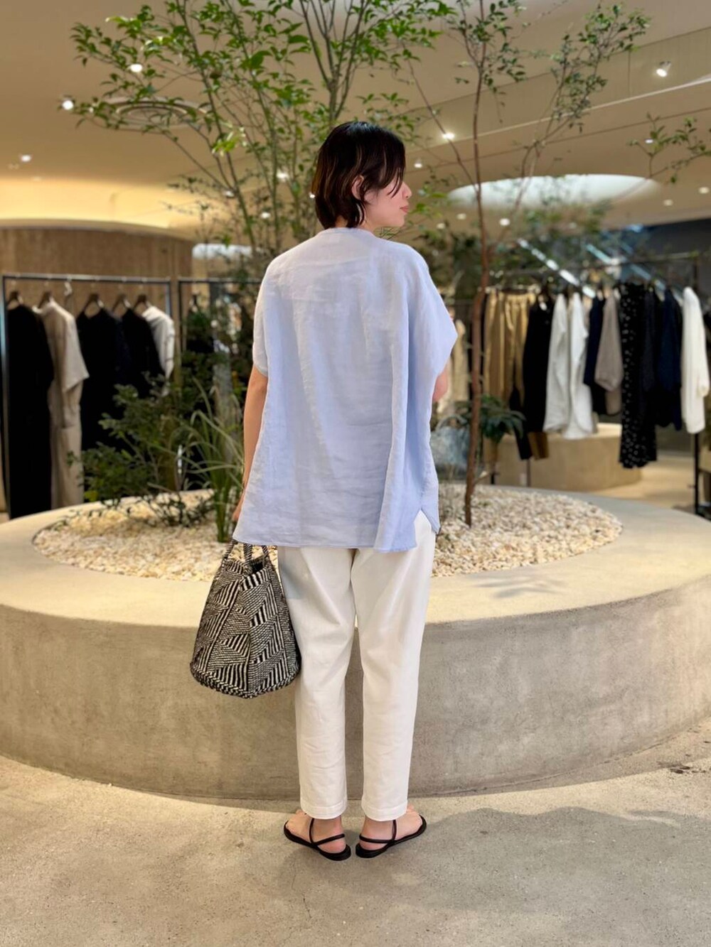 「大人カジュアル、ママコーデ、かぐれ、リネン、newarrival、休日スタイル、40代、ストレート×ブルベ冬、夏カラーコーデ、リネン着こなし術、夏の涼しげパンツコーデ、万能ブラウスコーデ、最旬サンダルスタイル、着回し力抜群シャツ」｜「かぐれのコットンストレッチイージーパンツ（その他パンツ、ホワイト系）」を使った、takagiさん（レディース・163cm）の夏コーディネートの3枚目の写真