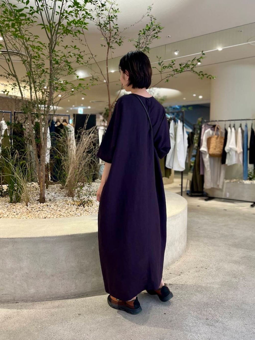 「大人カジュアル、ママコーデ、かぐれ、newarrival、休日スタイル、40代、ストレート×ブルベ冬、ワンピース×高身長」｜「かぐれの『2サイズ展開』リネンレーヨンワイドワンピース（ワンピース、グレー系）」を使った、takagiさん（レディース・163cm）の夏コーディネートの2枚目の写真
