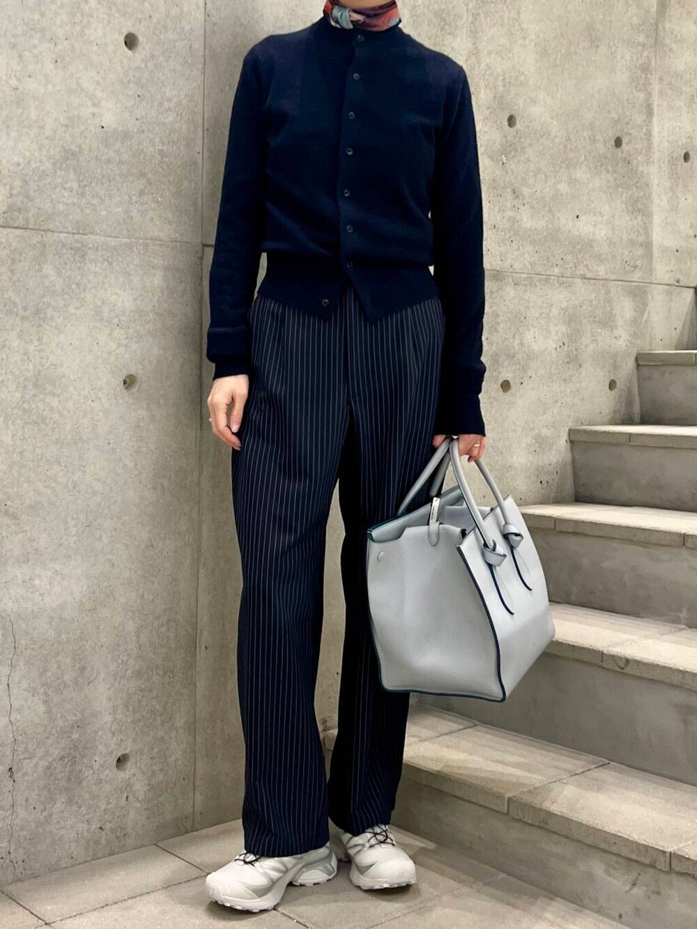 「アーバンリサーチ、newarrival、salomon、ストレート×ブルベ冬、extremecashmere、urbanresearchkyoto」｜「URBAN RESEARCHのカラーブロックペイントスカーフ（バンダナ/スカーフ、ピンク系）」を使った、takagiさん（レディース・163cm）の冬コーディネートの2枚目の写真
